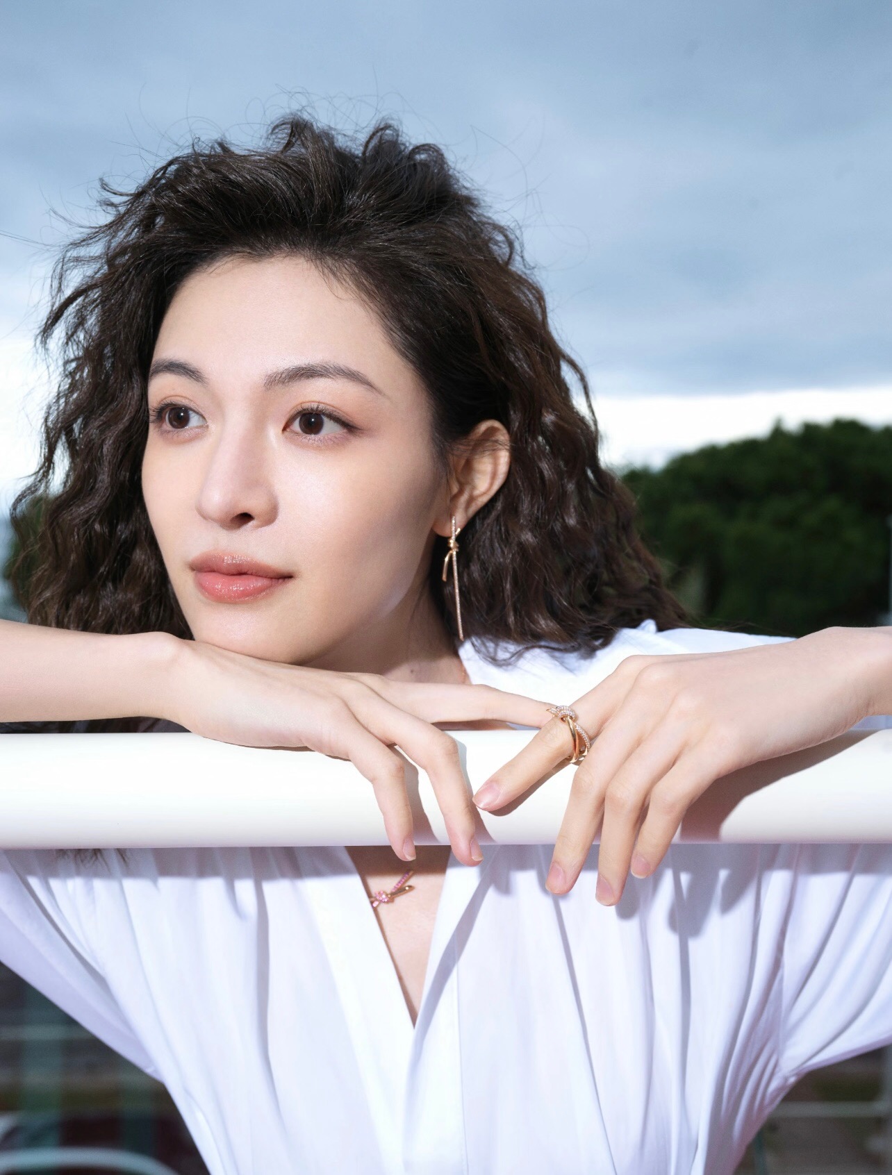 【Tiffany*帝芙尼最新款🆕🆕金色满天星绳结耳钉】一致官网黄铜材质，非常的上镜‼️设计很特别值得入手