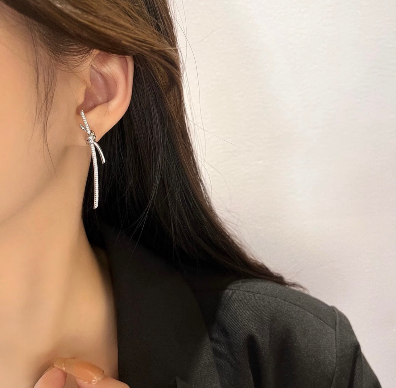 【Tiffany*帝芙尼最新款🆕🆕金色满天星绳结耳钉】一致官网黄铜材质，非常的上镜‼️设计很特别值得入手