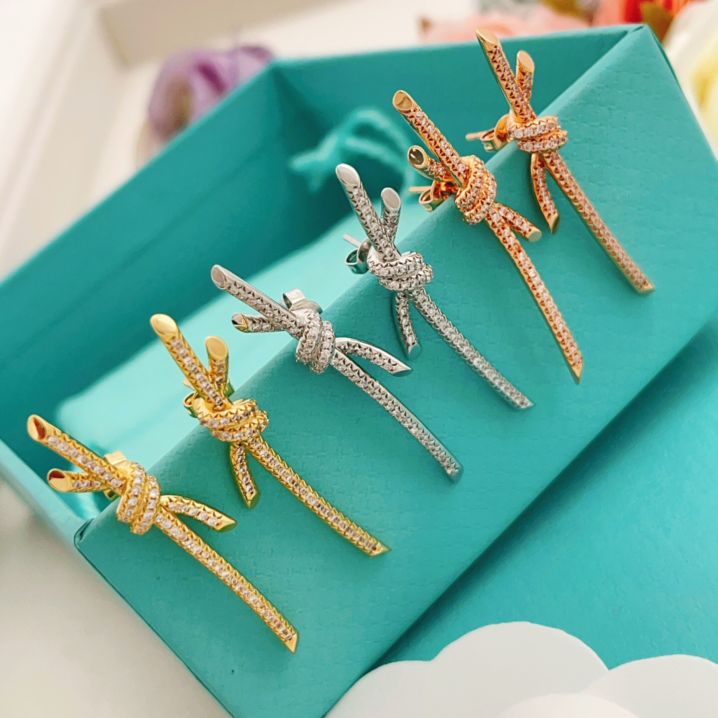 【Tiffany*帝芙尼最新款🆕🆕金色满天星绳结耳钉】一致官网黄铜材质，非常的上镜‼️设计很特别值得入手
