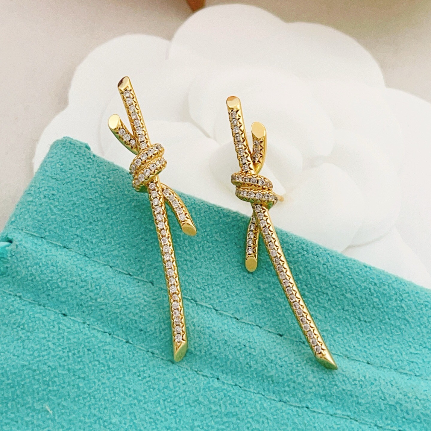 【Tiffany*帝芙尼最新款🆕🆕金色满天星绳结耳钉】一致官网黄铜材质，非常的上镜‼️设计很特别值得入手