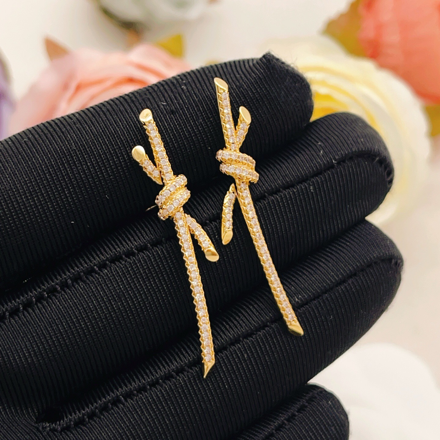 【Tiffany*帝芙尼最新款🆕🆕金色满天星绳结耳钉】一致官网黄铜材质，非常的上镜‼️设计很特别值得入手