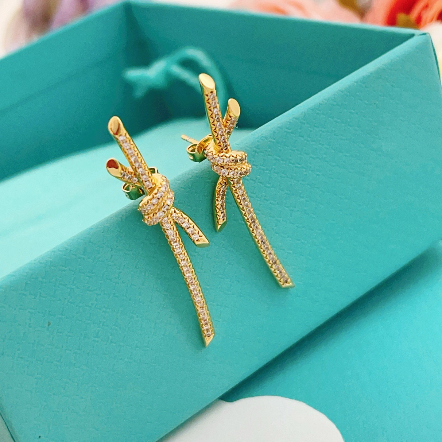 【Tiffany*帝芙尼最新款🆕🆕金色满天星绳结耳钉】一致官网黄铜材质，非常的上镜‼️设计很特别值得入手