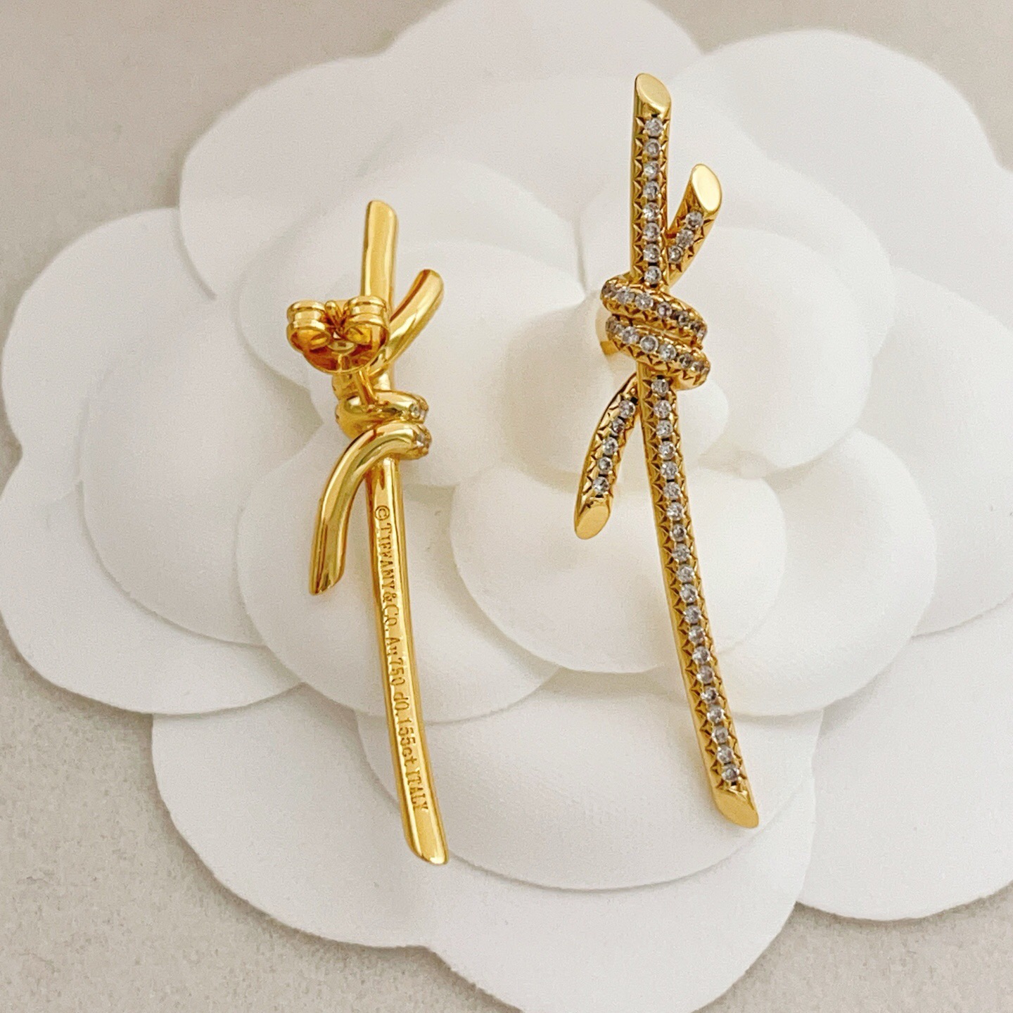 【Tiffany*帝芙尼最新款🆕🆕金色满天星绳结耳钉】一致官网黄铜材质，非常的上镜‼️设计很特别值得入手
