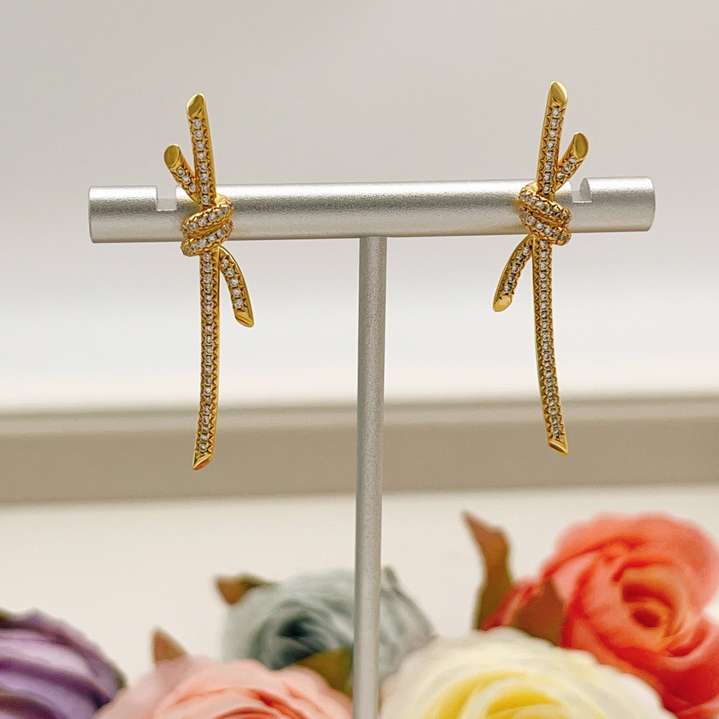 【Tiffany*帝芙尼最新款🆕🆕金色满天星绳结耳钉】一致官网黄铜材质，非常的上镜‼️设计很特别值得入手