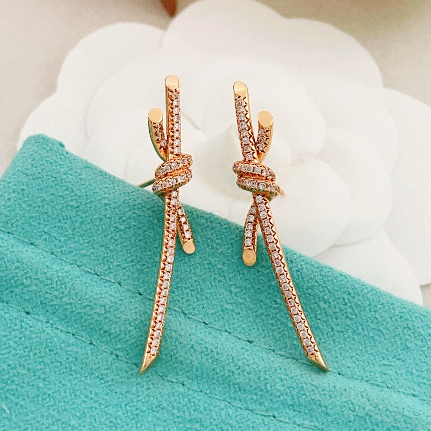 【Tiffany*帝芙尼最新款🆕🆕玫瑰金满天星绳结耳钉】一致官网黄铜材质，非常的上镜‼️设计很特别值得入