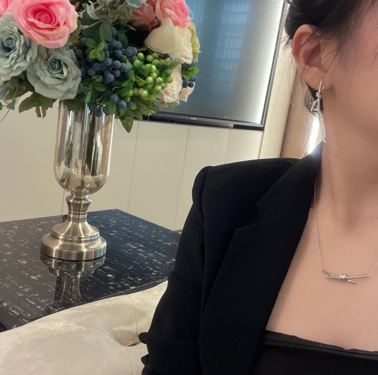 【Tiffany*帝芙尼最新款🆕🆕玫瑰金满天星绳结耳钉】一致官网黄铜材质，非常的上镜‼️设计很特别值得入