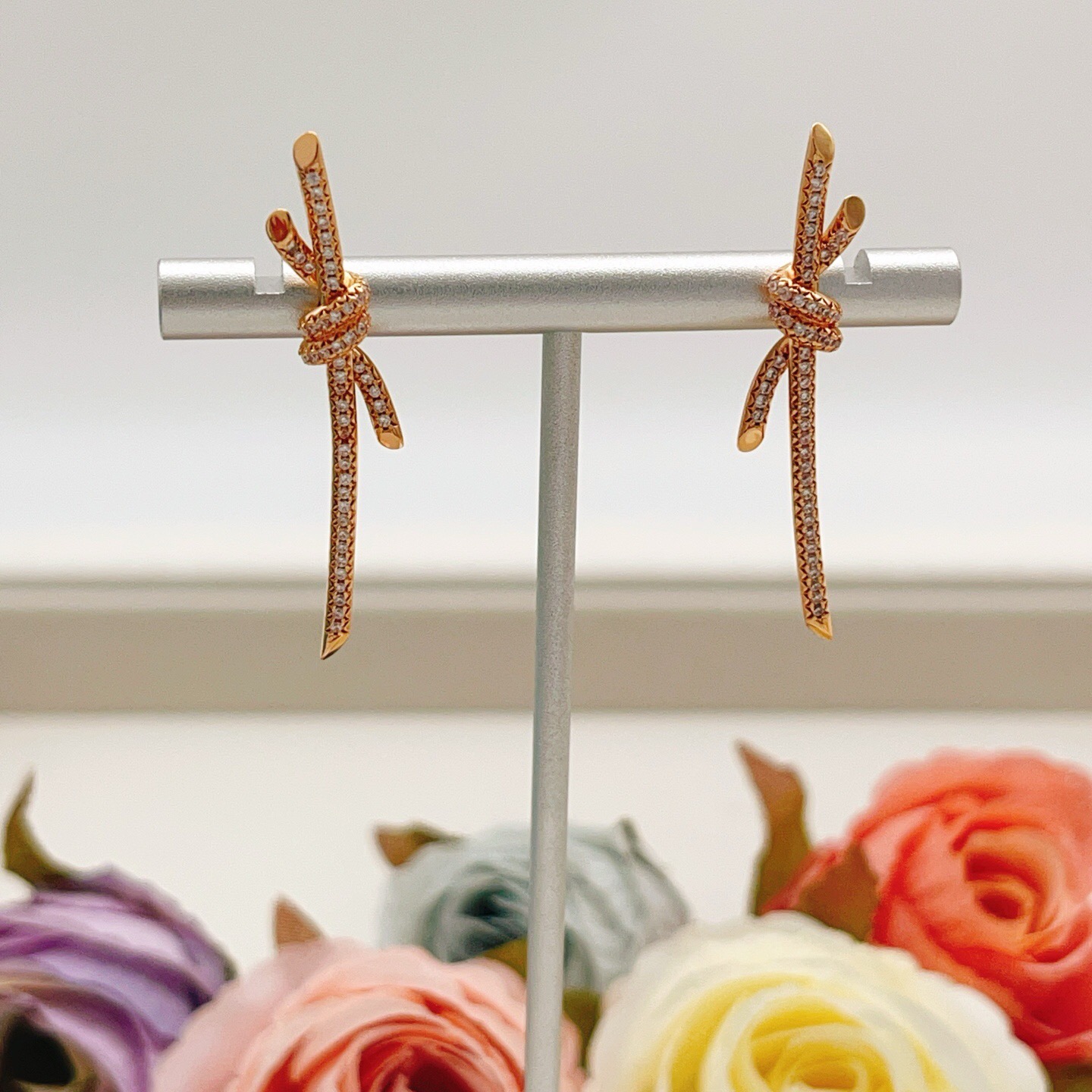 【Tiffany*帝芙尼最新款🆕🆕玫瑰金满天星绳结耳钉】一致官网黄铜材质，非常的上镜‼️设计很特别值得入