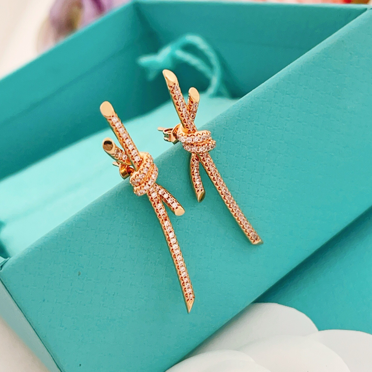 【Tiffany*帝芙尼最新款🆕🆕玫瑰金满天星绳结耳钉】一致官网黄铜材质，非常的上镜‼️设计很特别值得入