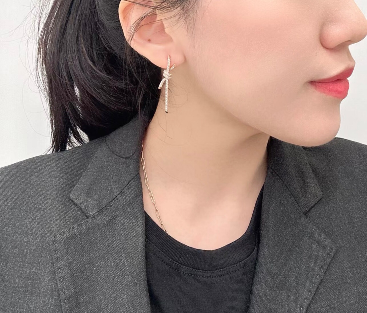 【Tiffany*帝芙尼最新款🆕🆕玫瑰金满天星绳结耳钉】一致官网黄铜材质，非常的上镜‼️设计很特别值得入