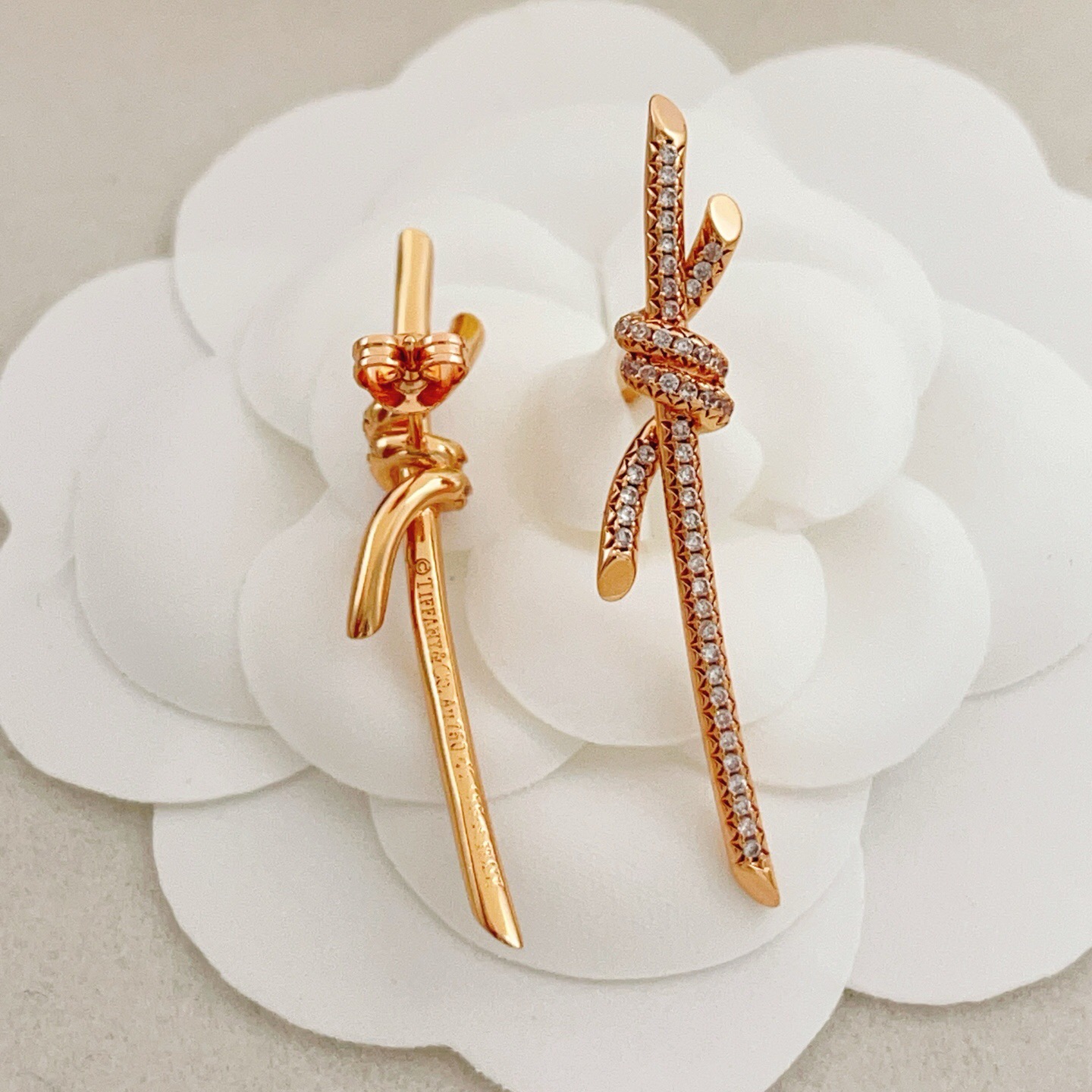 【Tiffany*帝芙尼最新款🆕🆕玫瑰金满天星绳结耳钉】一致官网黄铜材质，非常的上镜‼️设计很特别值得入