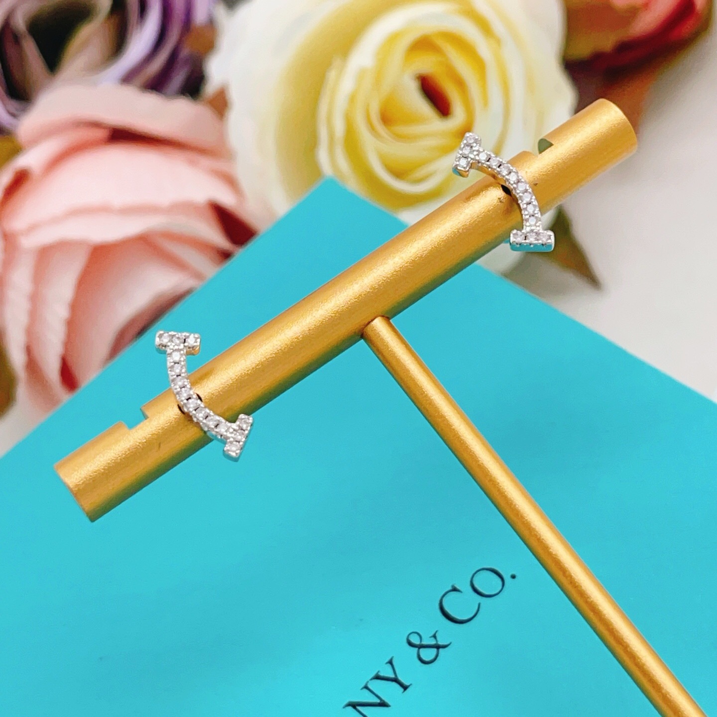 【Tiffany*帝芙尼最新款🆕🆕银色满天星笑脸耳钉】一致官网黄铜材质，非常的上镜‼️设计很特别值得入手