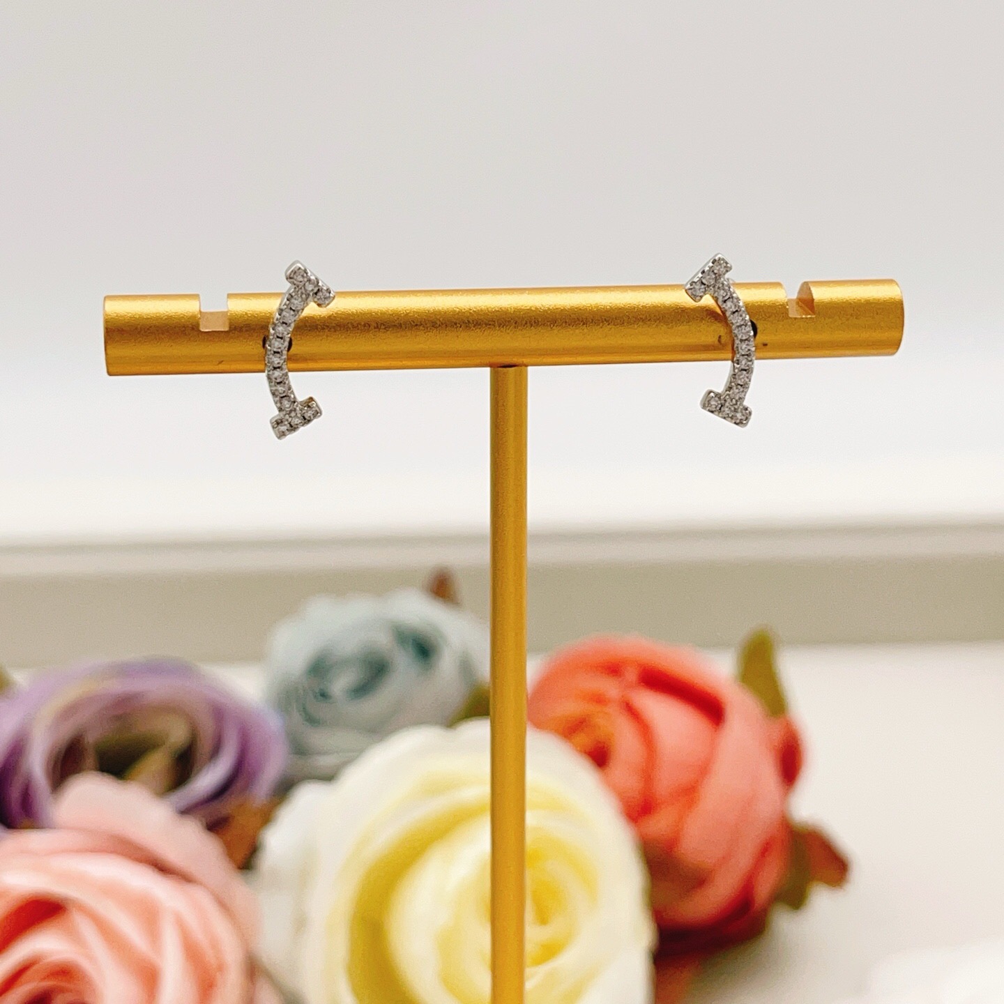 【Tiffany*帝芙尼最新款🆕🆕银色满天星笑脸耳钉】一致官网黄铜材质，非常的上镜‼️设计很特别值得入手