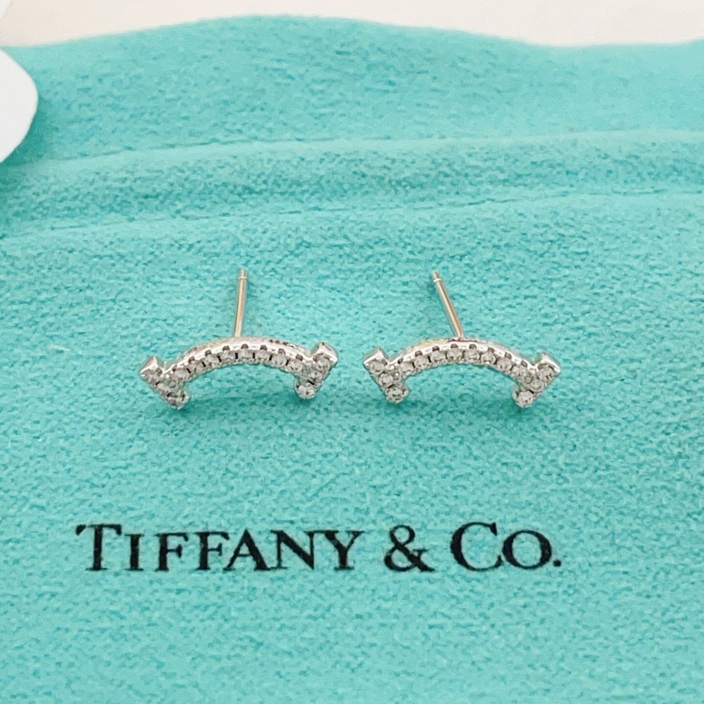 【Tiffany*帝芙尼最新款🆕🆕银色满天星笑脸耳钉】一致官网黄铜材质，非常的上镜‼️设计很特别值得入手