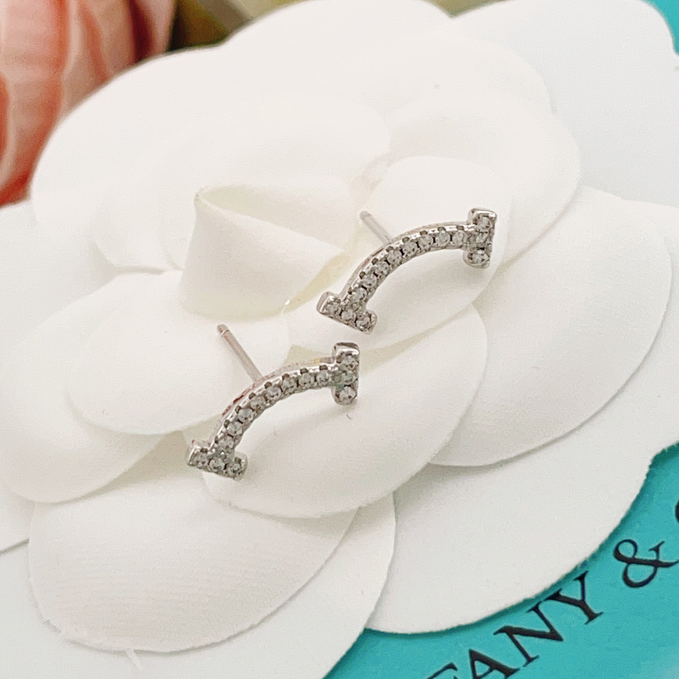 【Tiffany*帝芙尼最新款🆕🆕银色满天星笑脸耳钉】一致官网黄铜材质，非常的上镜‼️设计很特别值得入手