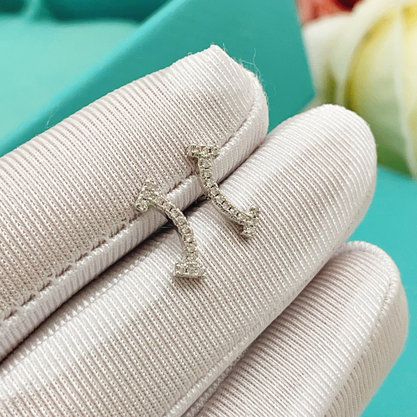 【Tiffany*帝芙尼最新款🆕🆕银色满天星笑脸耳钉】一致官网黄铜材质，非常的上镜‼️设计很特别值得入手