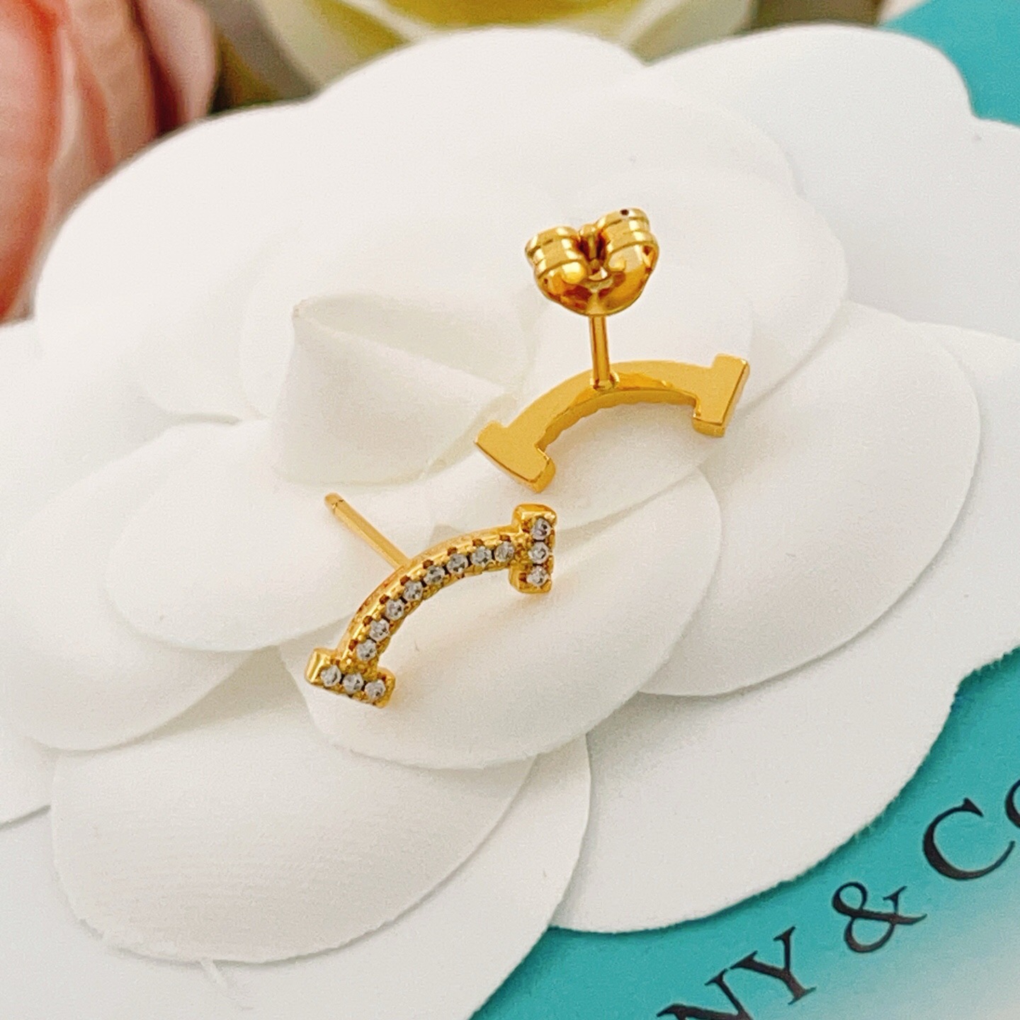 【Tiffany*帝芙尼最新款🆕🆕金色满天星笑脸耳钉】一致官网黄铜材质，非常的上镜‼️设计很特别值得入手