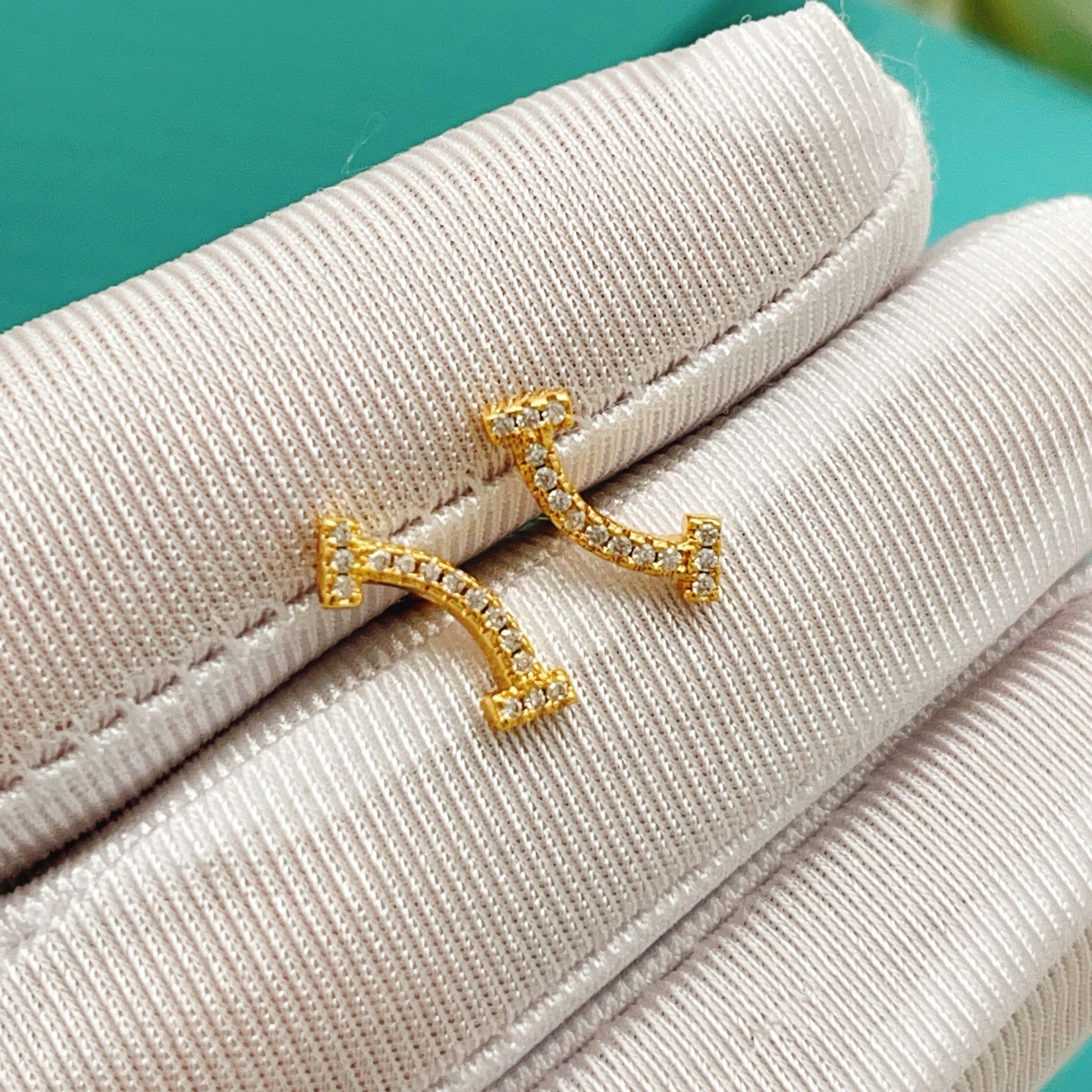 【Tiffany*帝芙尼最新款🆕🆕金色满天星笑脸耳钉】一致官网黄铜材质，非常的上镜‼️设计很特别值得入手