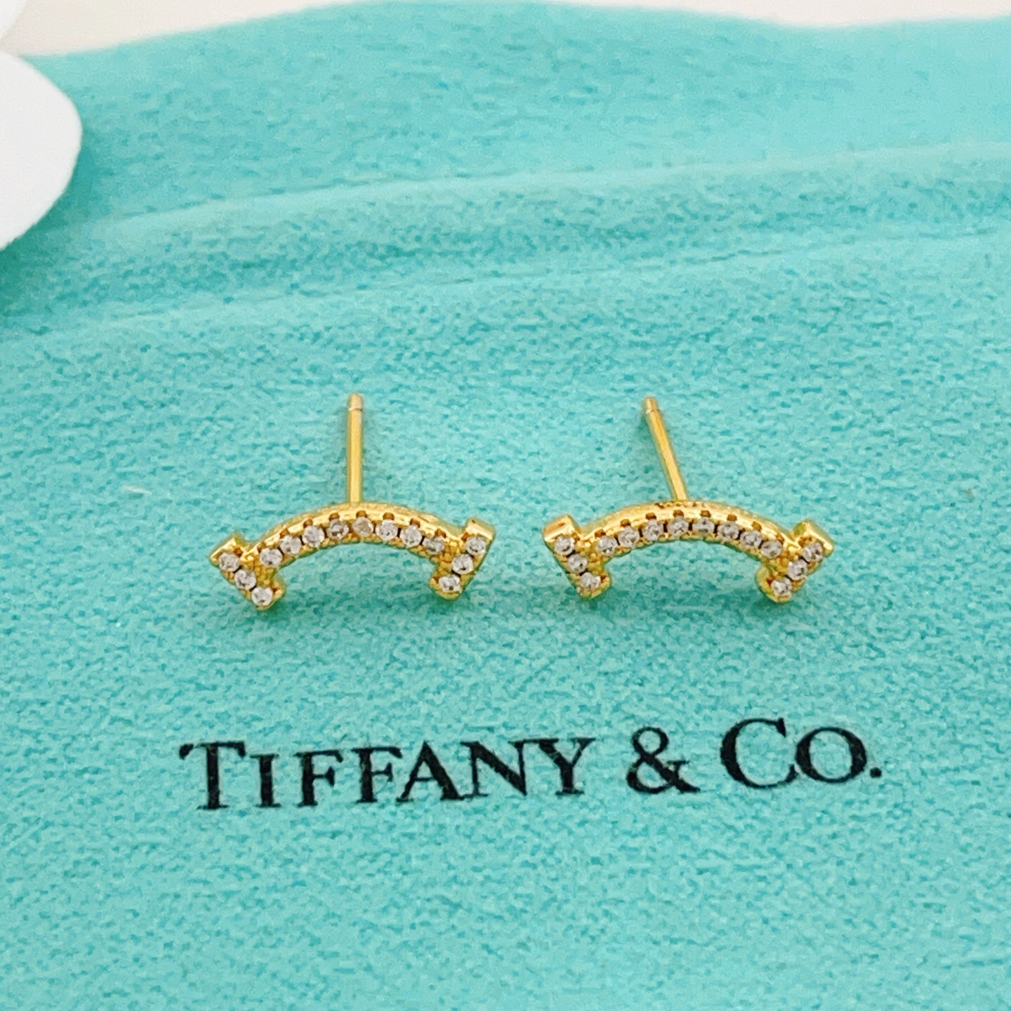 【Tiffany*帝芙尼最新款🆕🆕金色满天星笑脸耳钉】一致官网黄铜材质，非常的上镜‼️设计很特别值得入手