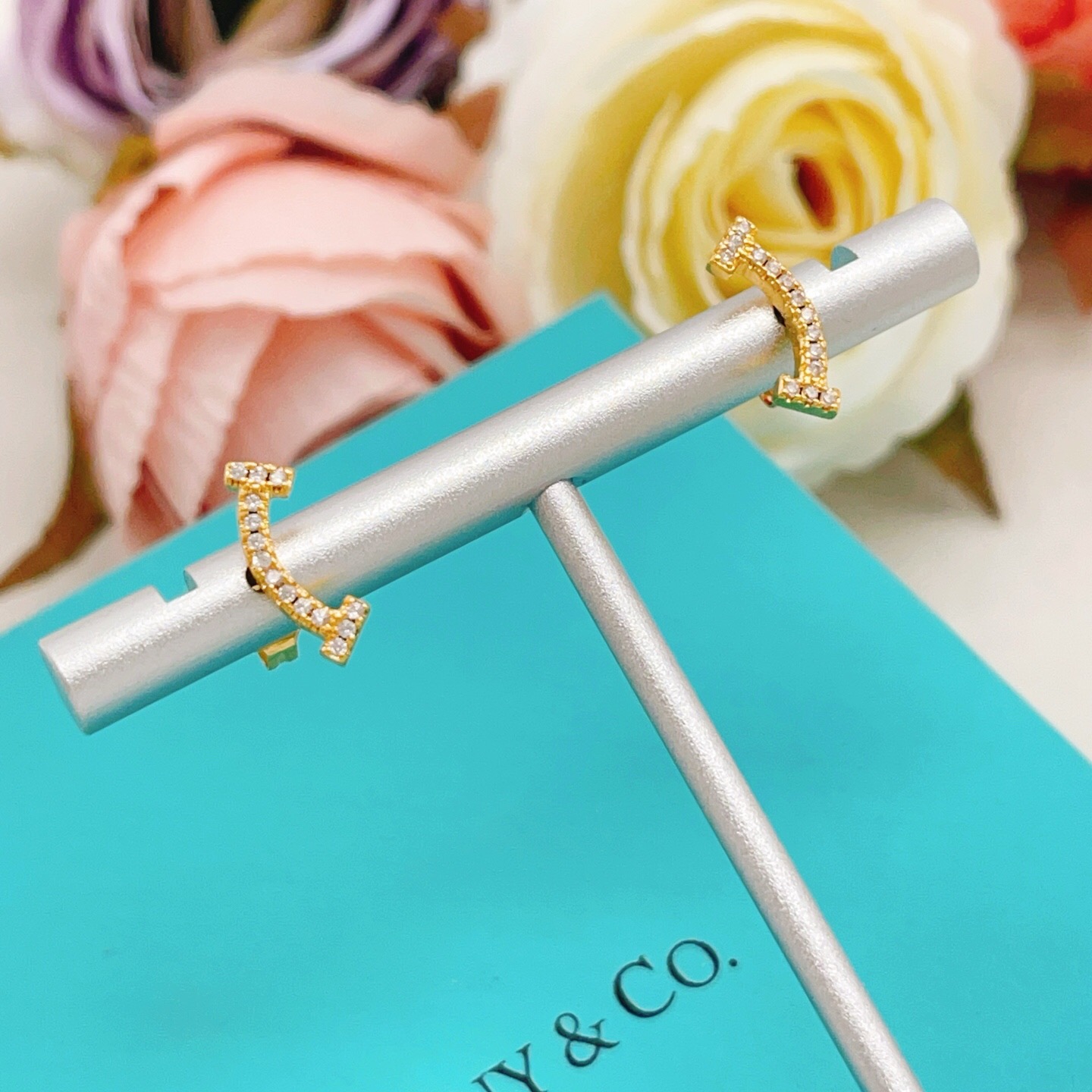 【Tiffany*帝芙尼最新款🆕🆕金色满天星笑脸耳钉】一致官网黄铜材质，非常的上镜‼️设计很特别值得入手