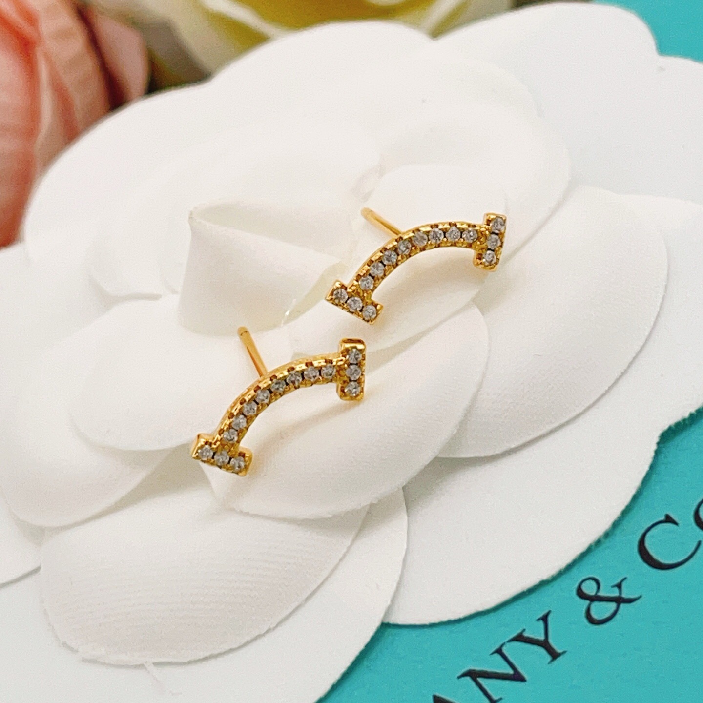 【Tiffany*帝芙尼最新款🆕🆕金色满天星笑脸耳钉】一致官网黄铜材质，非常的上镜‼️设计很特别值得入手