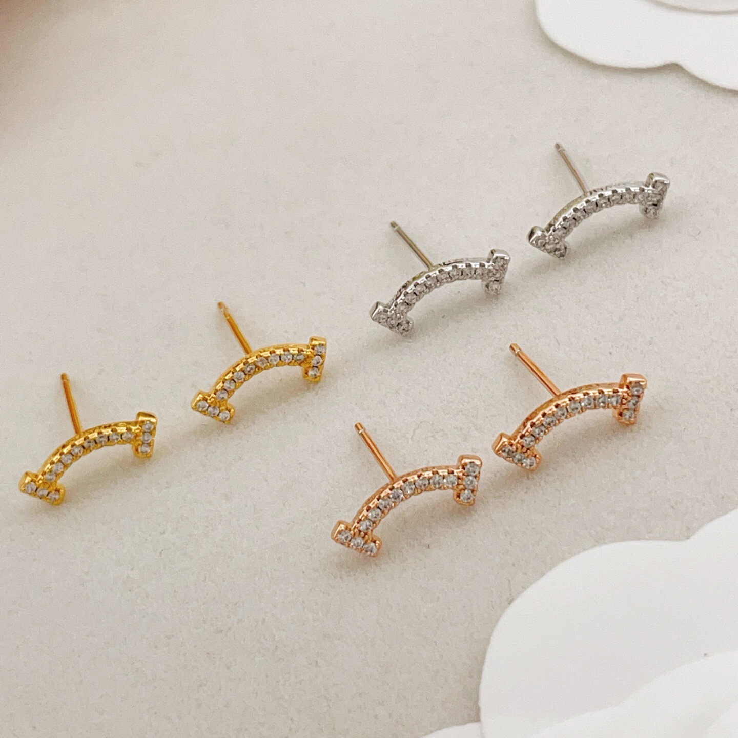 【Tiffany*帝芙尼最新款🆕🆕金色满天星笑脸耳钉】一致官网黄铜材质，非常的上镜‼️设计很特别值得入手