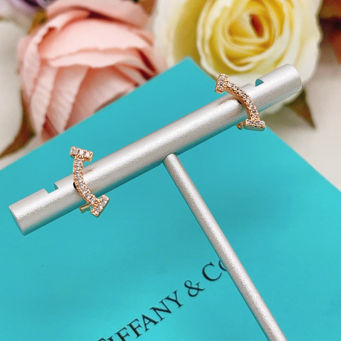 【Tiffany*帝芙尼最新款🆕🆕玫瑰金满天星笑脸耳钉】一致官网黄铜材质，非常的上镜‼️设计很特别值得入