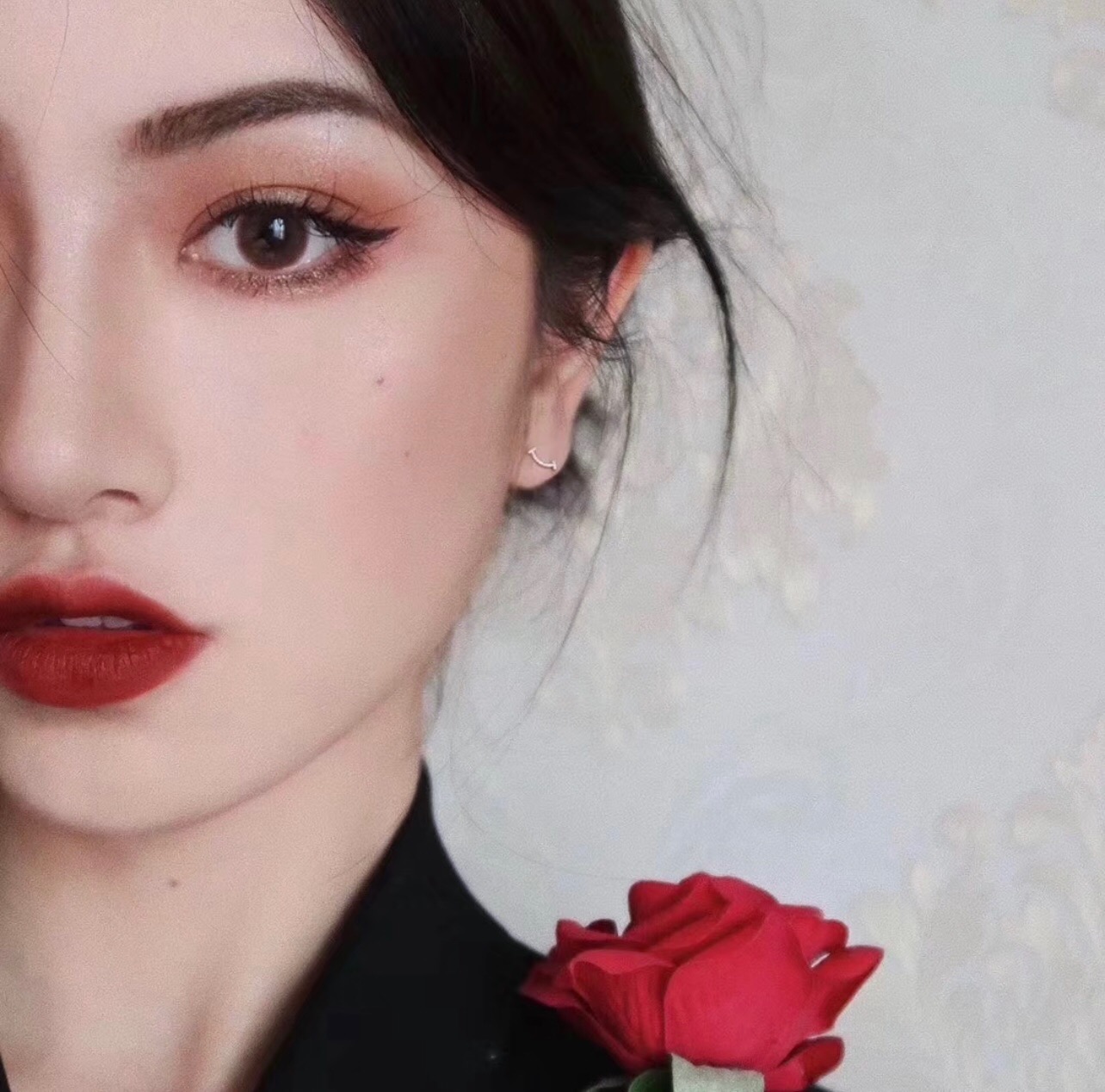 【Tiffany*帝芙尼最新款🆕🆕玫瑰金满天星笑脸耳钉】一致官网黄铜材质，非常的上镜‼️设计很特别值得入