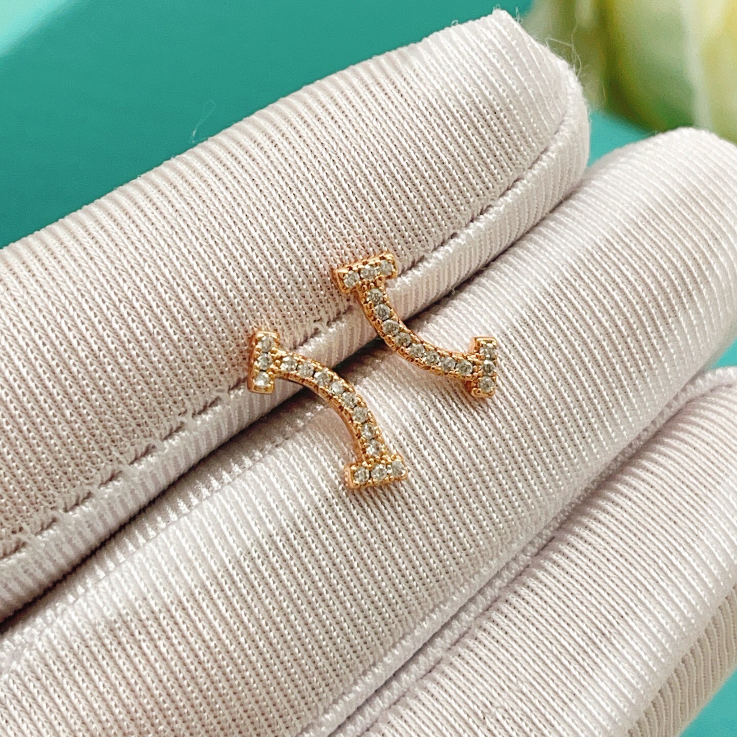 【Tiffany*帝芙尼最新款🆕🆕玫瑰金满天星笑脸耳钉】一致官网黄铜材质，非常的上镜‼️设计很特别值得入