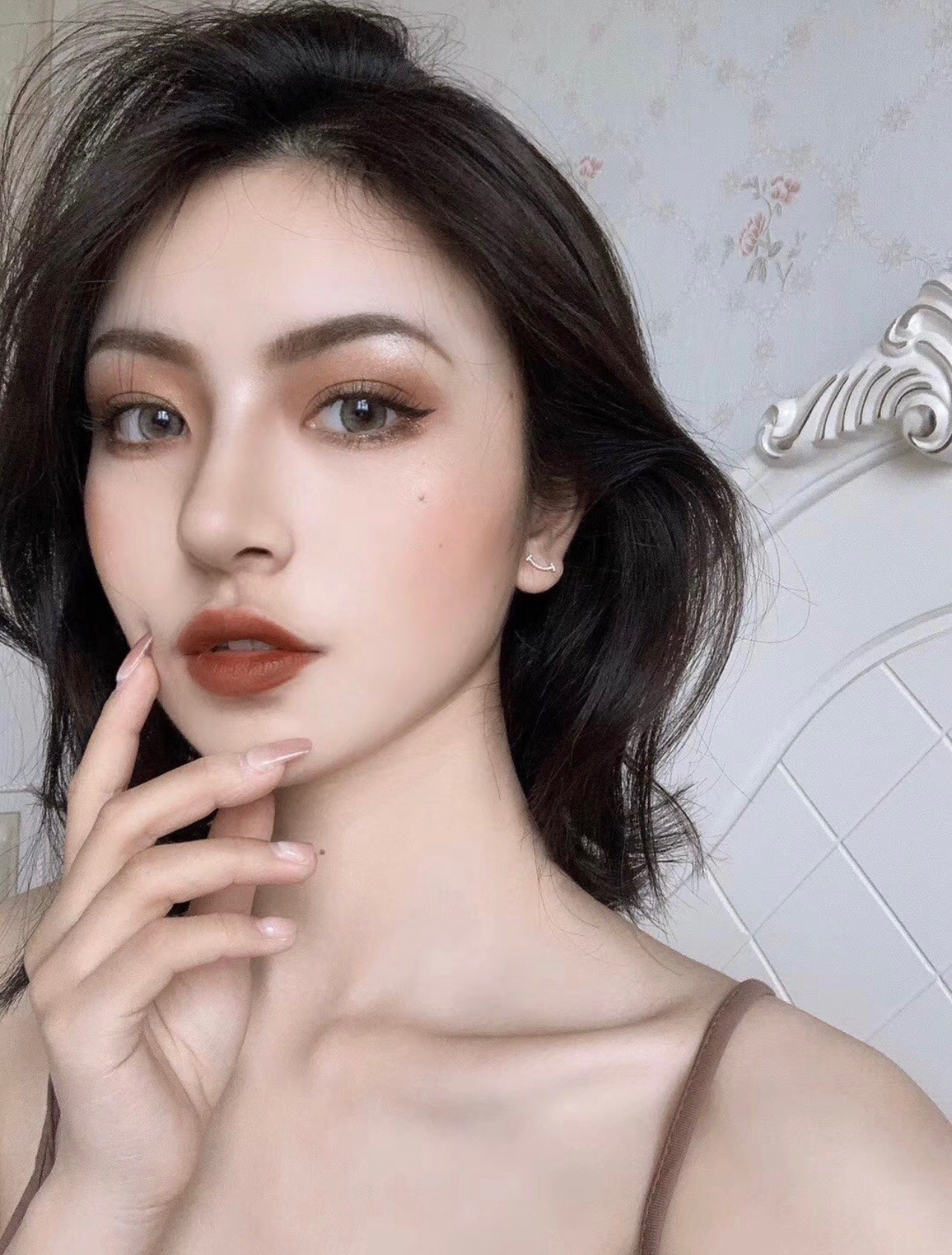 【Tiffany*帝芙尼最新款🆕🆕玫瑰金满天星笑脸耳钉】一致官网黄铜材质，非常的上镜‼️设计很特别值得入