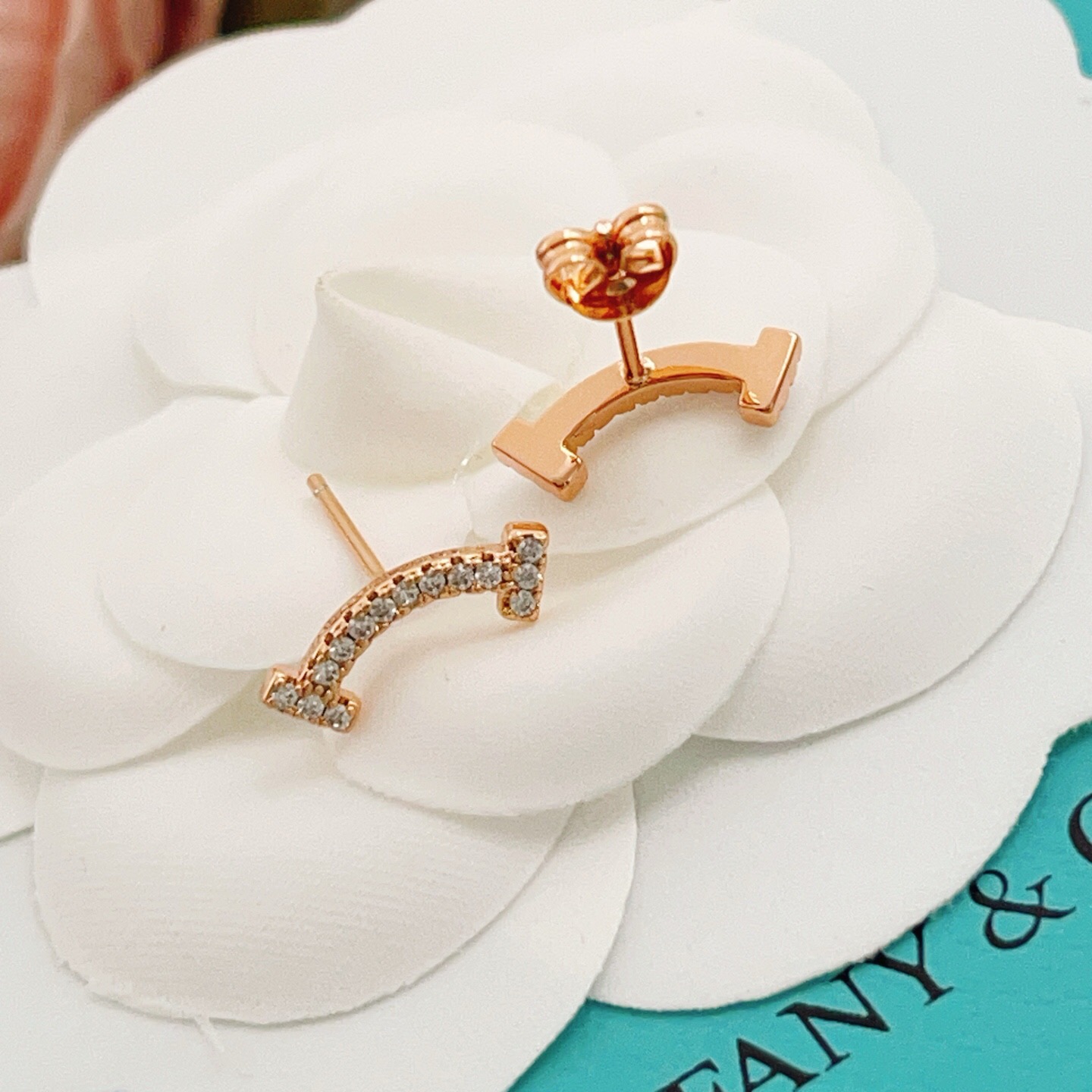 【Tiffany*帝芙尼最新款🆕🆕玫瑰金满天星笑脸耳钉】一致官网黄铜材质，非常的上镜‼️设计很特别值得入