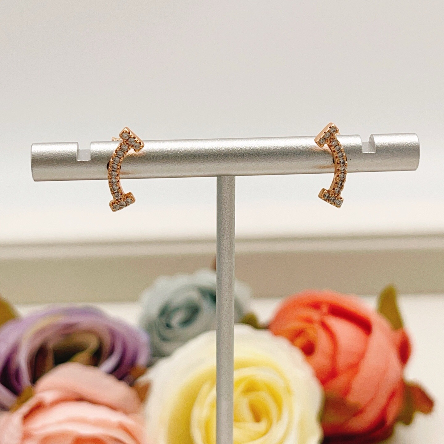 【Tiffany*帝芙尼最新款🆕🆕玫瑰金满天星笑脸耳钉】一致官网黄铜材质，非常的上镜‼️设计很特别值得入