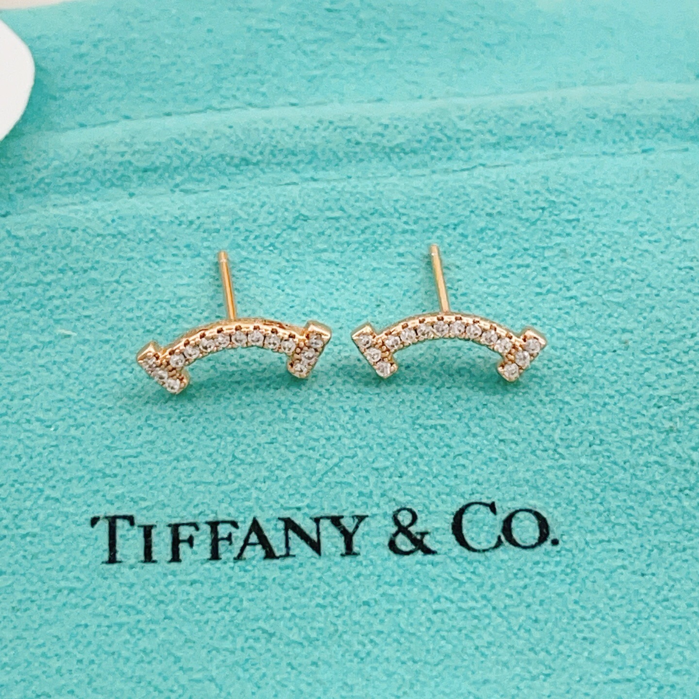 【Tiffany*帝芙尼最新款🆕🆕玫瑰金满天星笑脸耳钉】一致官网黄铜材质，非常的上镜‼️设计很特别值得入