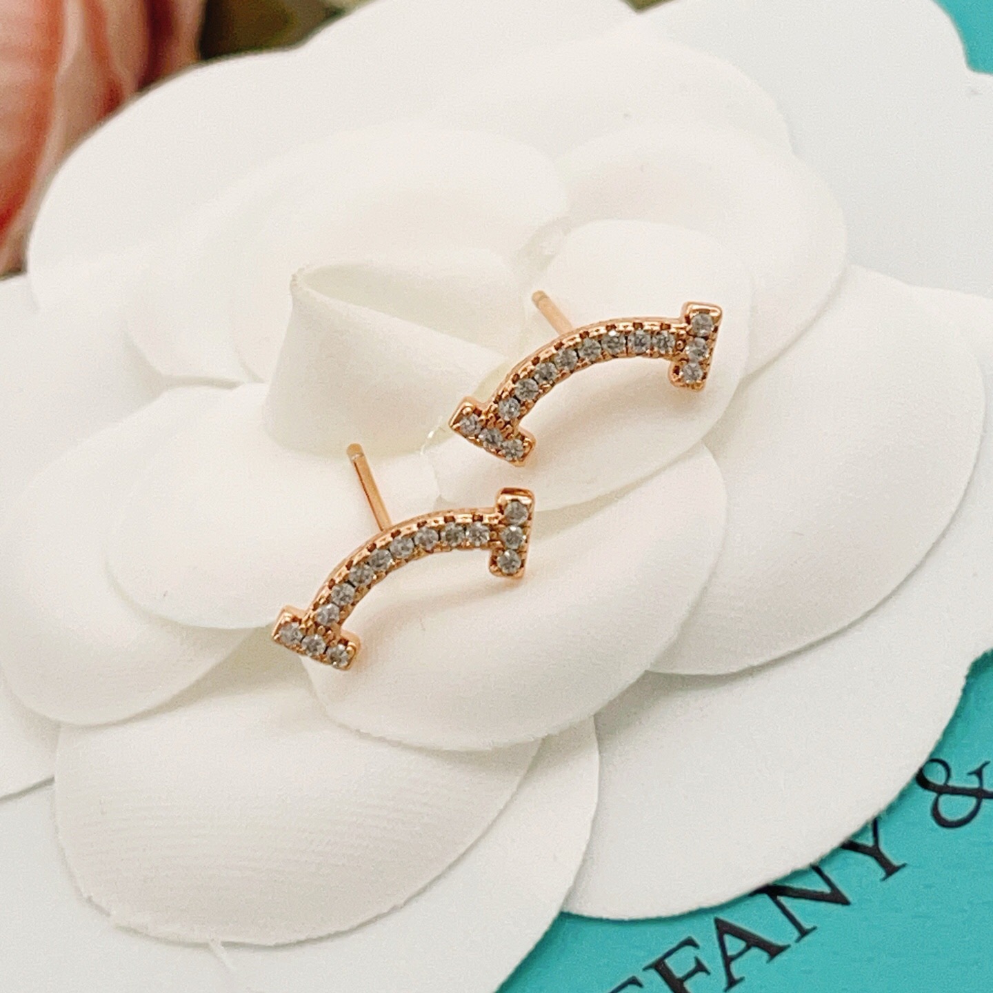 【Tiffany*帝芙尼最新款🆕🆕玫瑰金满天星笑脸耳钉】一致官网黄铜材质，非常的上镜‼️设计很特别值得入