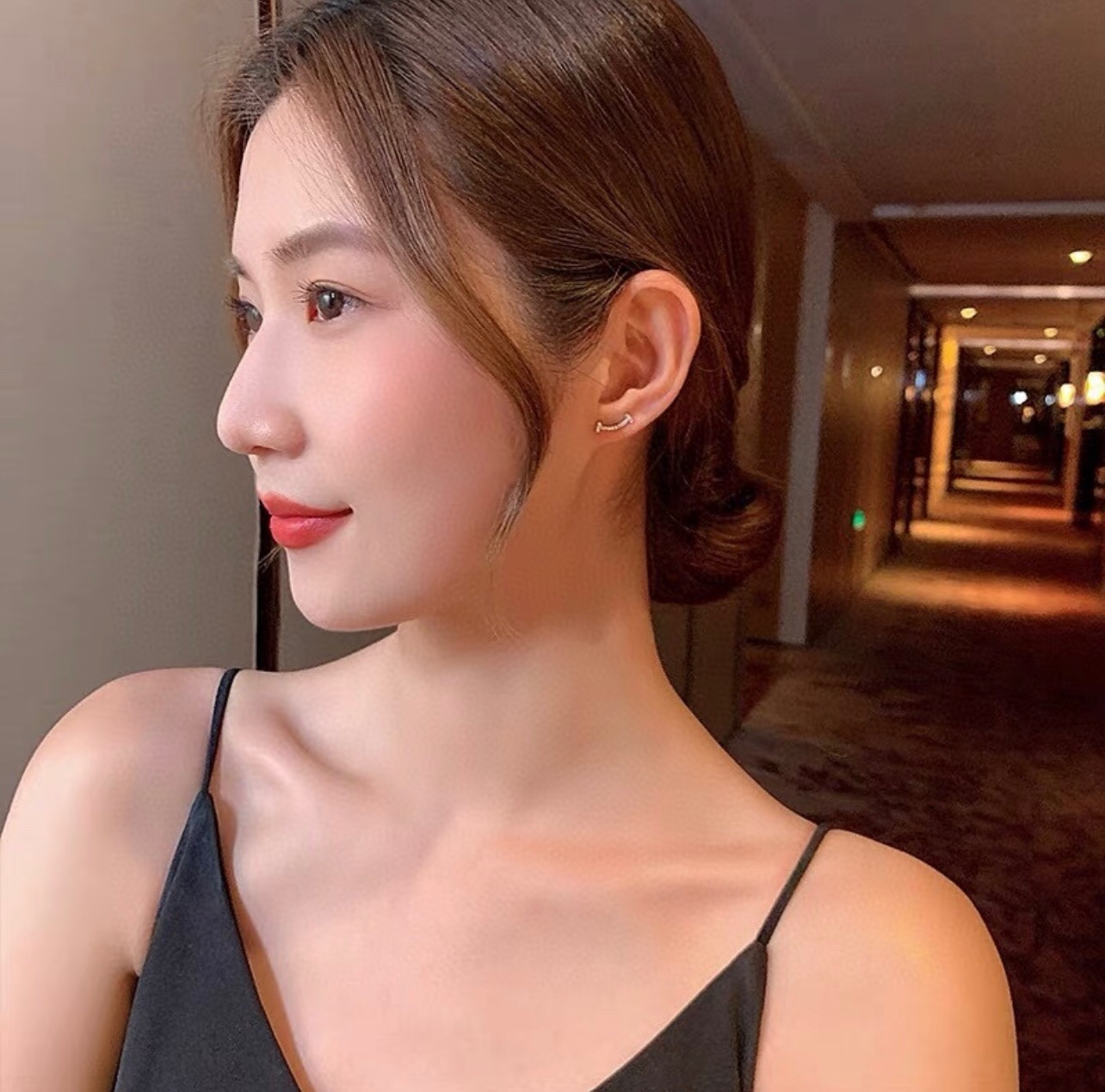 【Tiffany*帝芙尼最新款🆕🆕银色两边钻笑脸耳钉】一致官网黄铜材质，非常的上镜‼️设计很特别值得入手