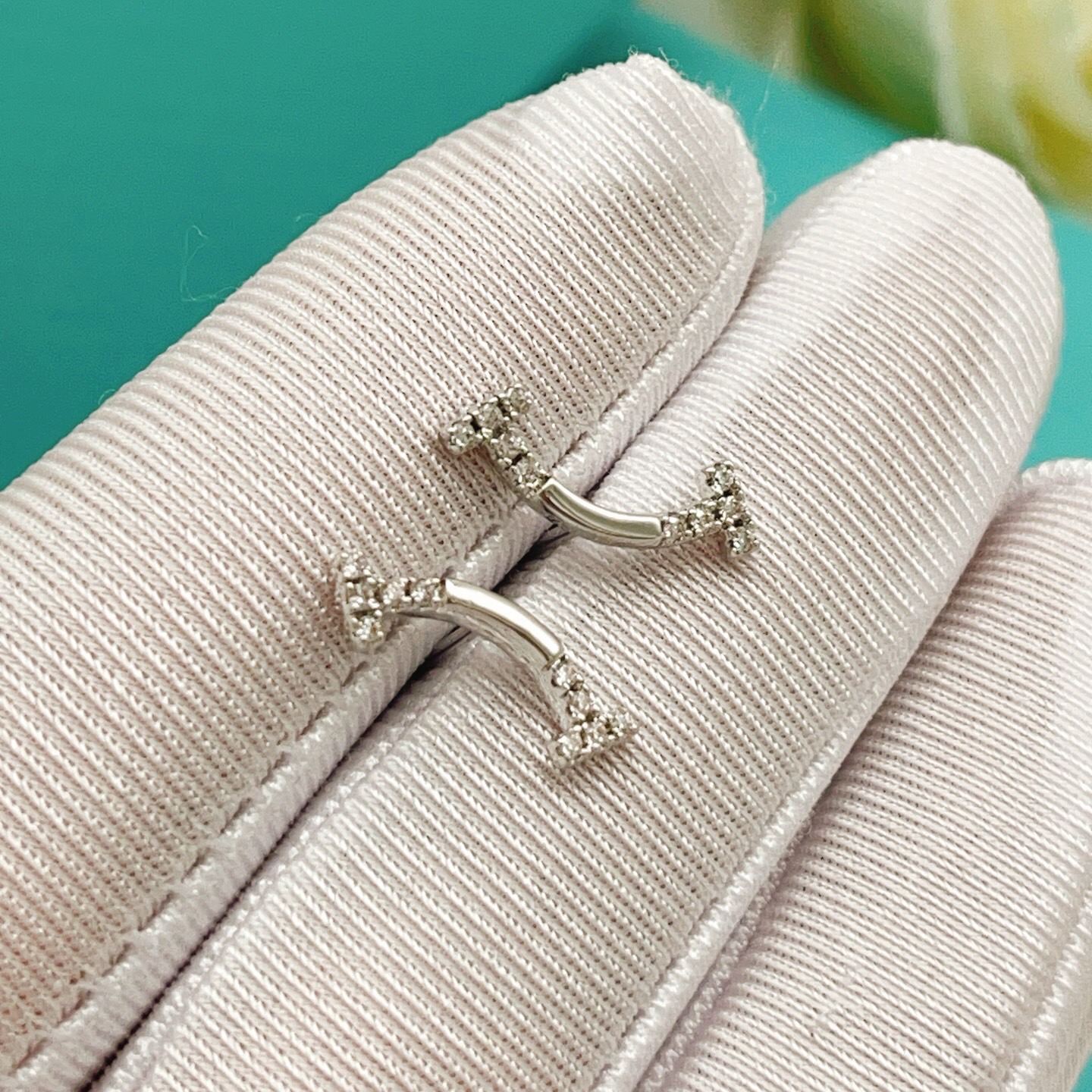 【Tiffany*帝芙尼最新款🆕🆕银色两边钻笑脸耳钉】一致官网黄铜材质，非常的上镜‼️设计很特别值得入手