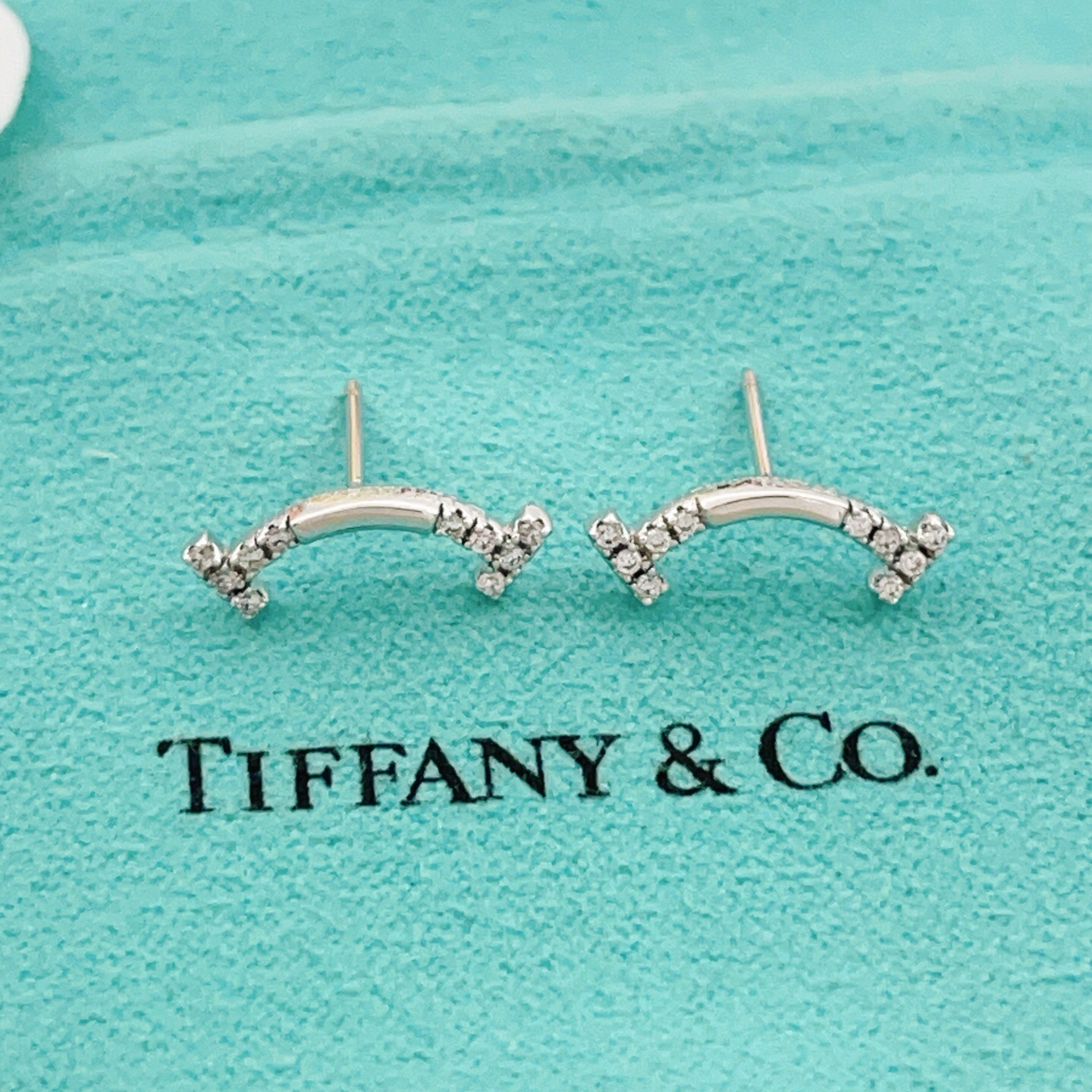 【Tiffany*帝芙尼最新款🆕🆕银色两边钻笑脸耳钉】一致官网黄铜材质，非常的上镜‼️设计很特别值得入手