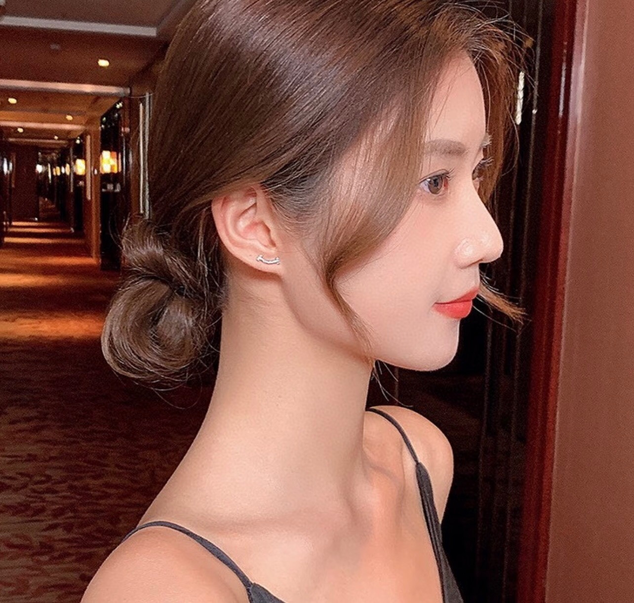 【Tiffany*帝芙尼最新款🆕🆕银色两边钻笑脸耳钉】一致官网黄铜材质，非常的上镜‼️设计很特别值得入手