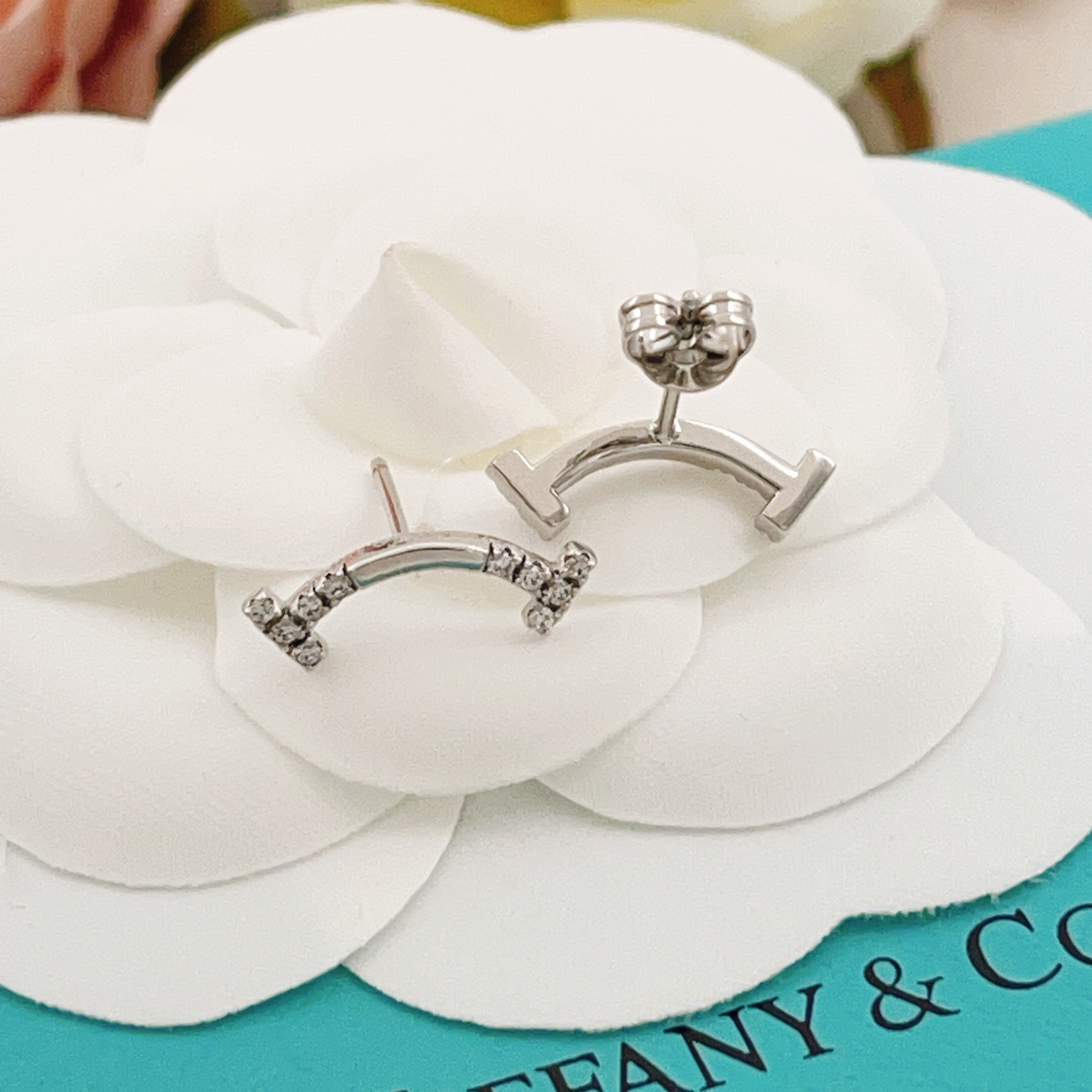 【Tiffany*帝芙尼最新款🆕🆕银色两边钻笑脸耳钉】一致官网黄铜材质，非常的上镜‼️设计很特别值得入手