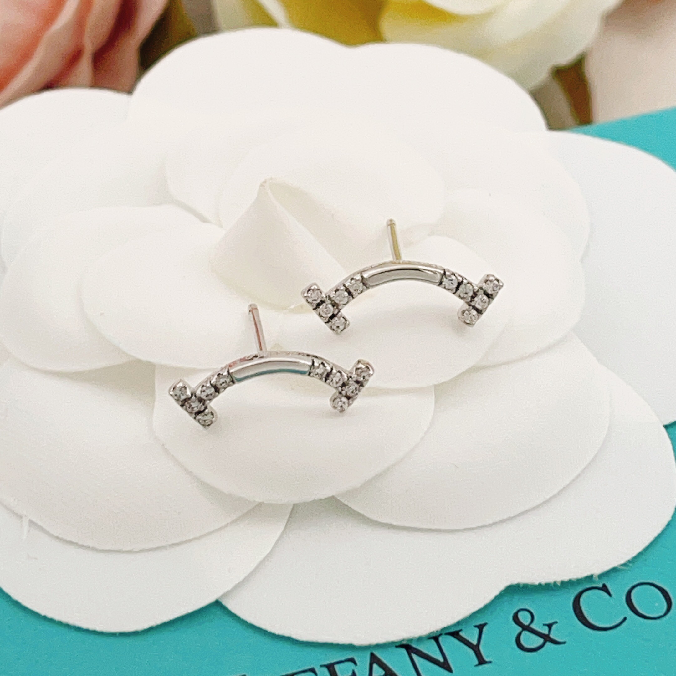 【Tiffany*帝芙尼最新款🆕🆕银色两边钻笑脸耳钉】一致官网黄铜材质，非常的上镜‼️设计很特别值得入手