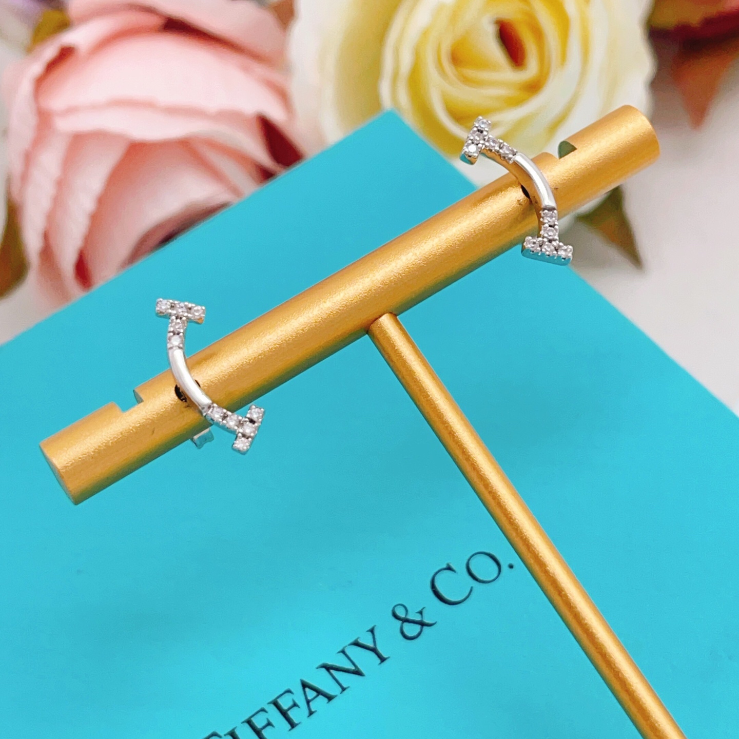 【Tiffany*帝芙尼最新款🆕🆕银色两边钻笑脸耳钉】一致官网黄铜材质，非常的上镜‼️设计很特别值得入手