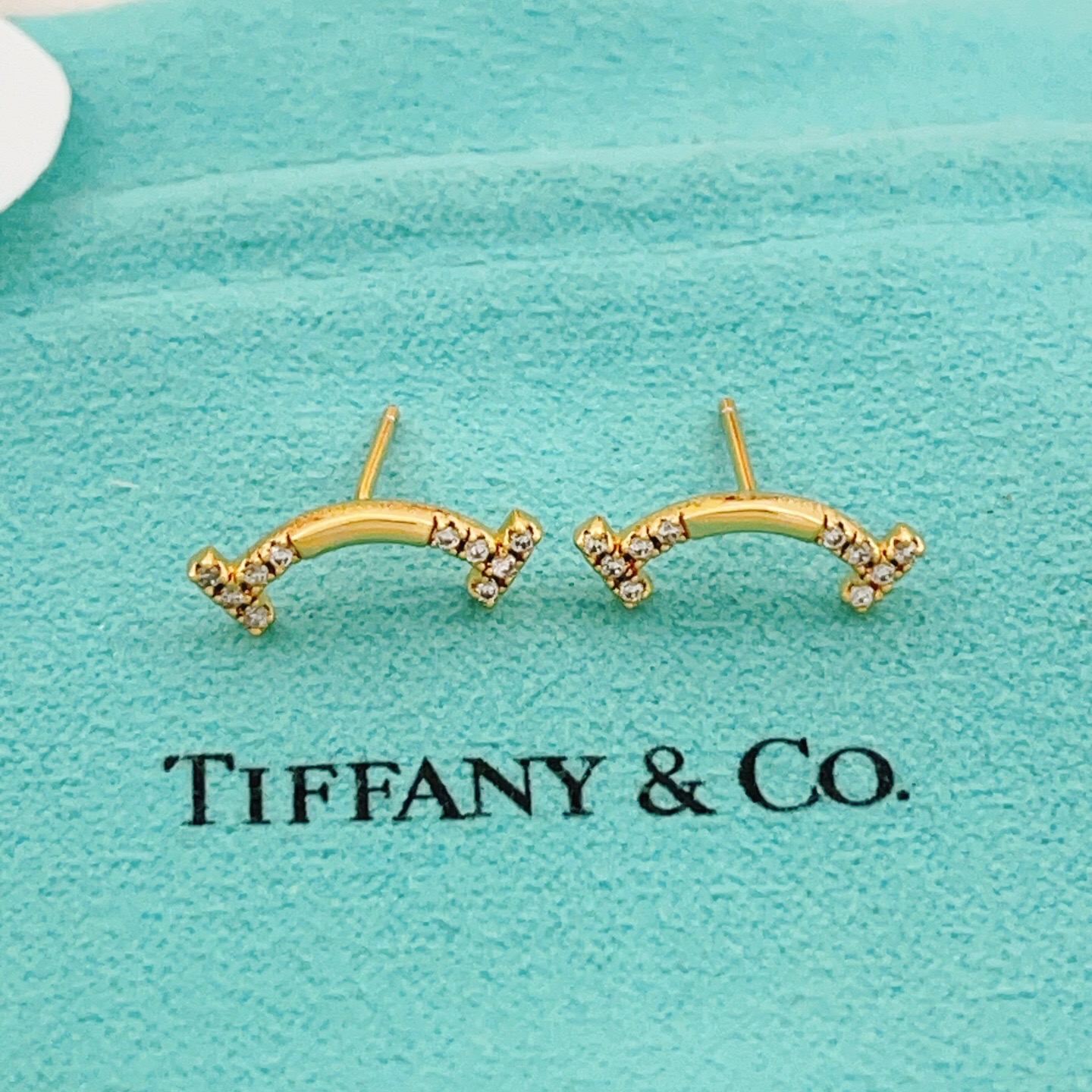 【Tiffany*帝芙尼最新款🆕🆕金色两边钻笑脸耳钉】一致官网黄铜材质，非常的上镜‼️设计很特别值得入手