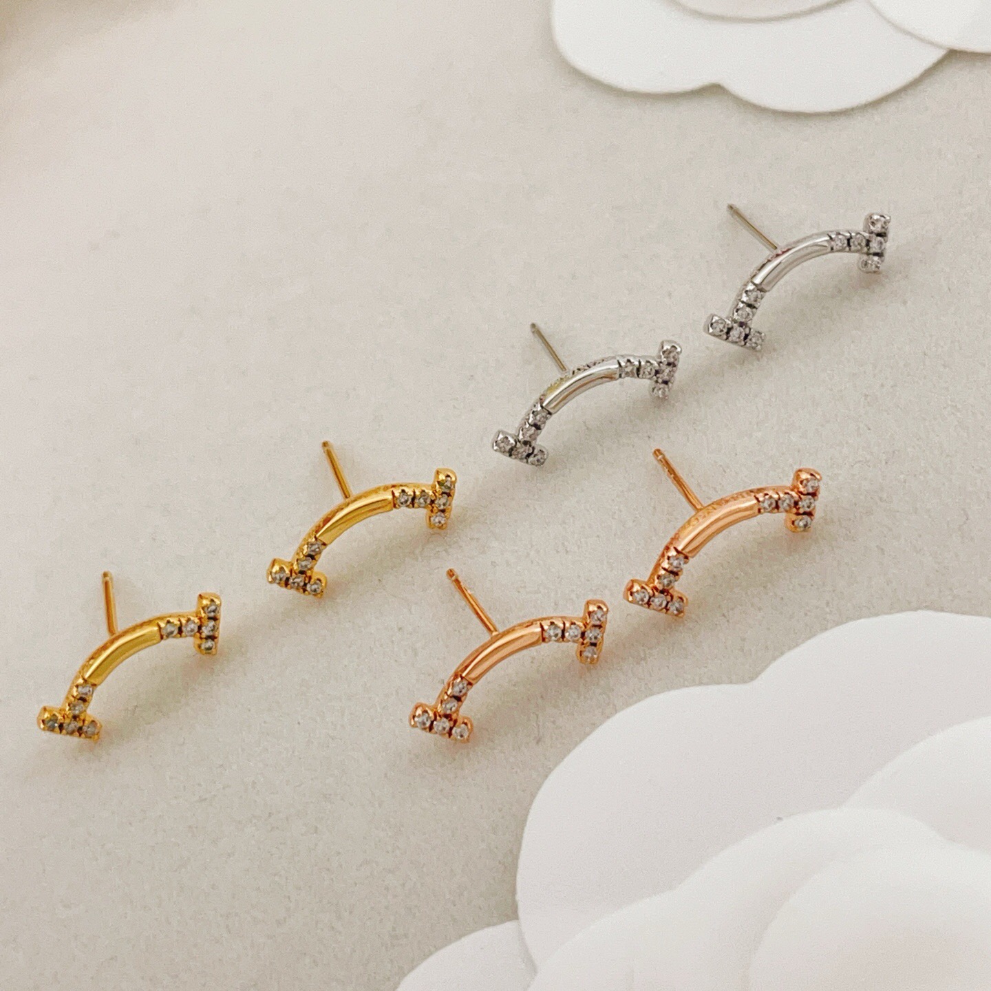 【Tiffany*帝芙尼最新款🆕🆕金色两边钻笑脸耳钉】一致官网黄铜材质，非常的上镜‼️设计很特别值得入手