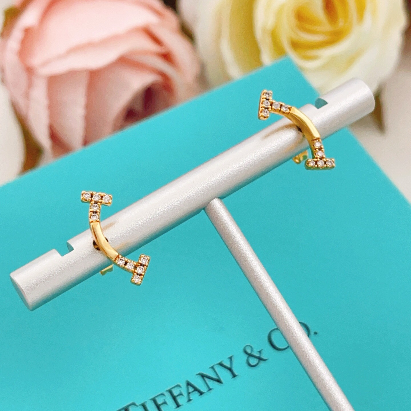 【Tiffany*帝芙尼最新款🆕🆕金色两边钻笑脸耳钉】一致官网黄铜材质，非常的上镜‼️设计很特别值得入手