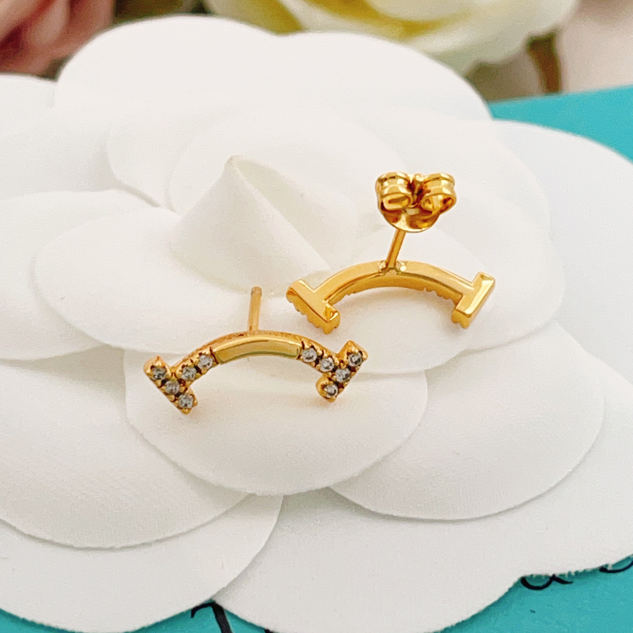 【Tiffany*帝芙尼最新款🆕🆕金色两边钻笑脸耳钉】一致官网黄铜材质，非常的上镜‼️设计很特别值得入手
