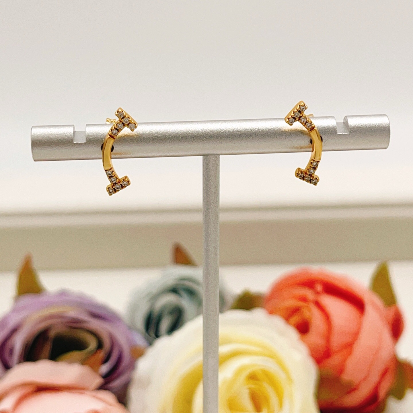 【Tiffany*帝芙尼最新款🆕🆕金色两边钻笑脸耳钉】一致官网黄铜材质，非常的上镜‼️设计很特别值得入手