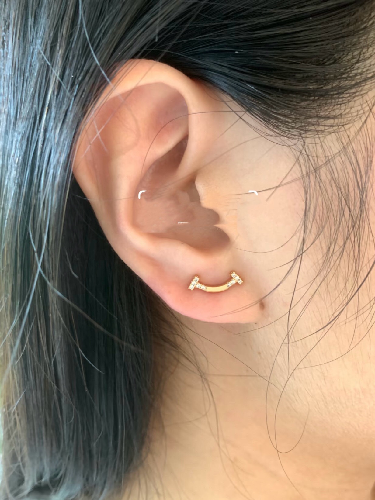 【Tiffany*帝芙尼最新款🆕🆕金色两边钻笑脸耳钉】一致官网黄铜材质，非常的上镜‼️设计很特别值得入手