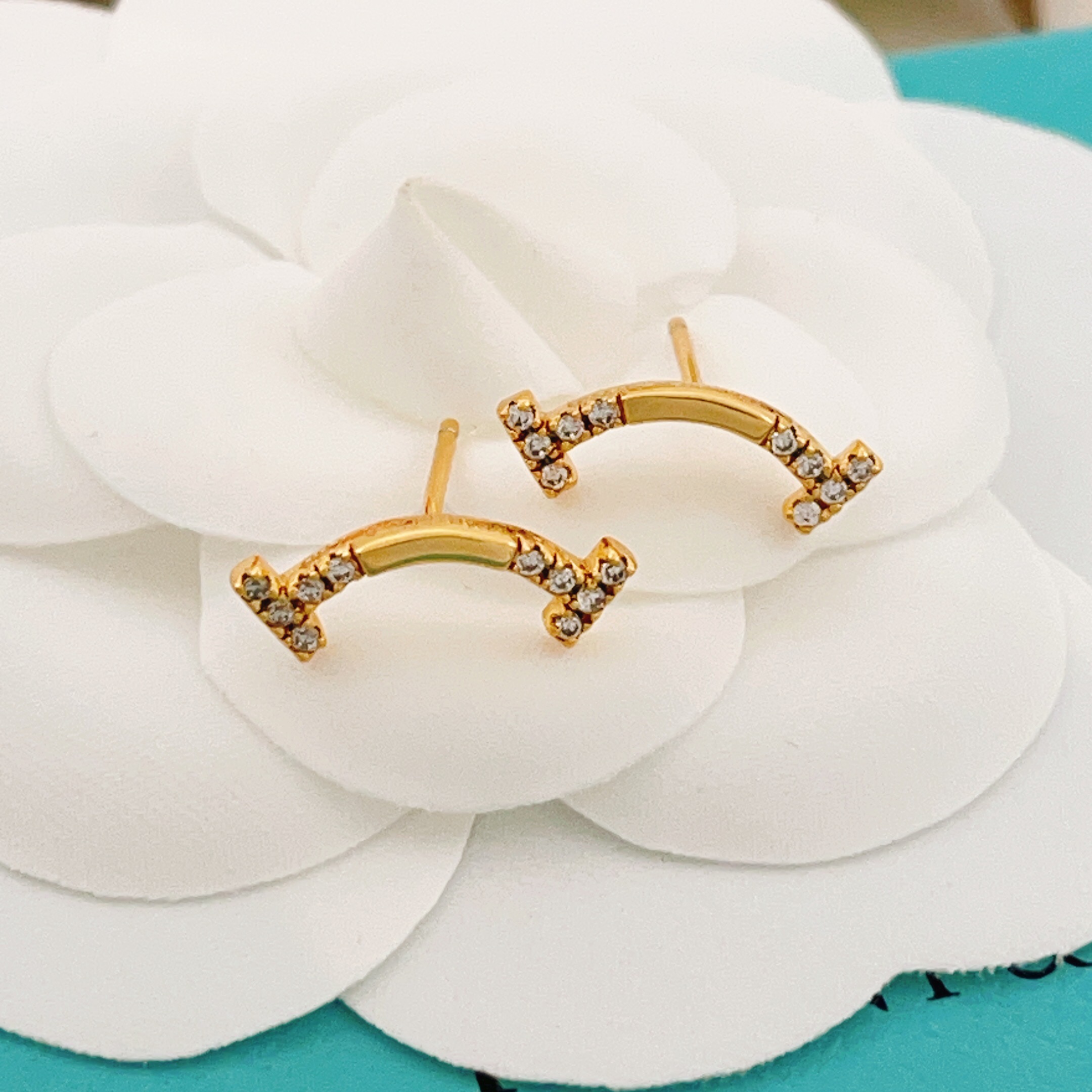 【Tiffany*帝芙尼最新款🆕🆕金色两边钻笑脸耳钉】一致官网黄铜材质，非常的上镜‼️设计很特别值得入手