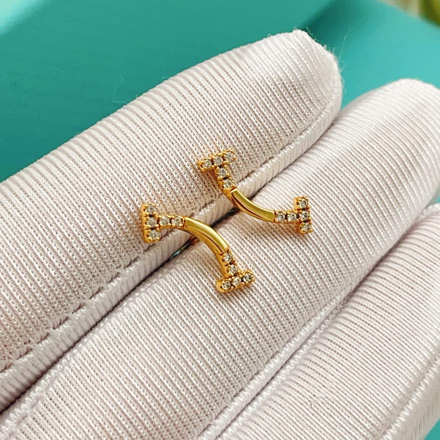 【Tiffany*帝芙尼最新款🆕🆕金色两边钻笑脸耳钉】一致官网黄铜材质，非常的上镜‼️设计很特别值得入手