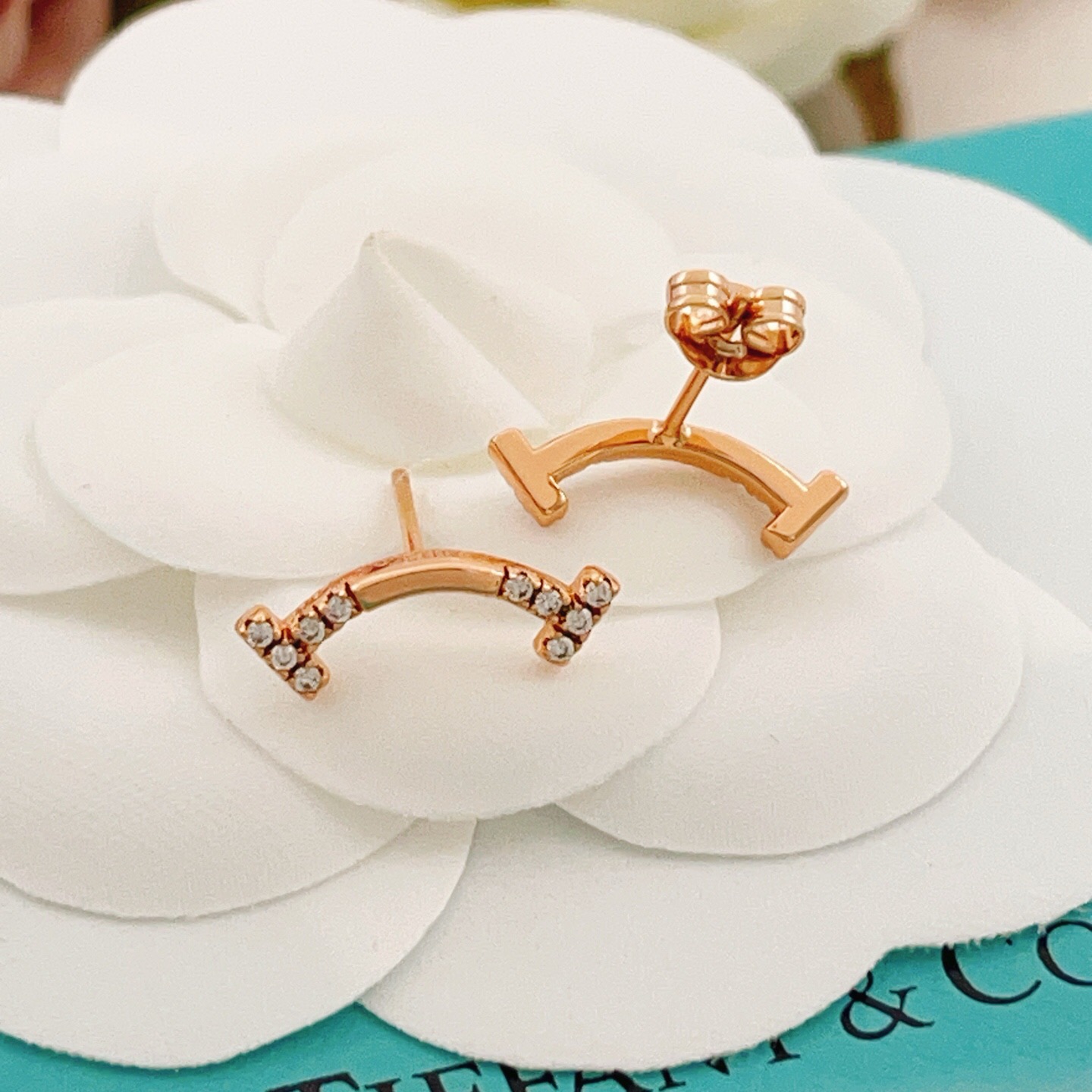 【Tiffany*帝芙尼最新款🆕🆕玫瑰金两边钻笑脸耳钉】一致官网黄铜材质，非常的上镜‼️设计很特别值得入