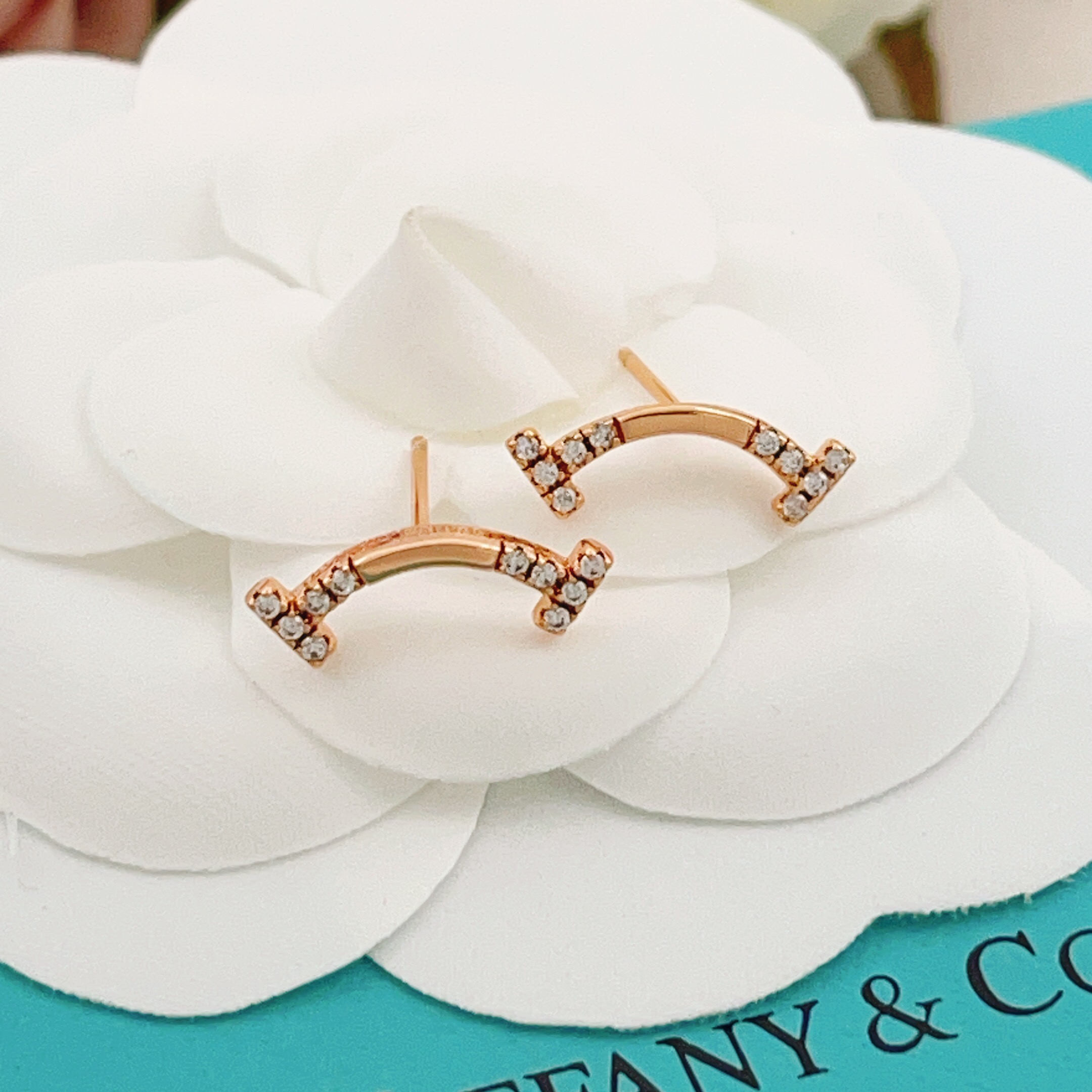 【Tiffany*帝芙尼最新款🆕🆕玫瑰金两边钻笑脸耳钉】一致官网黄铜材质，非常的上镜‼️设计很特别值得入